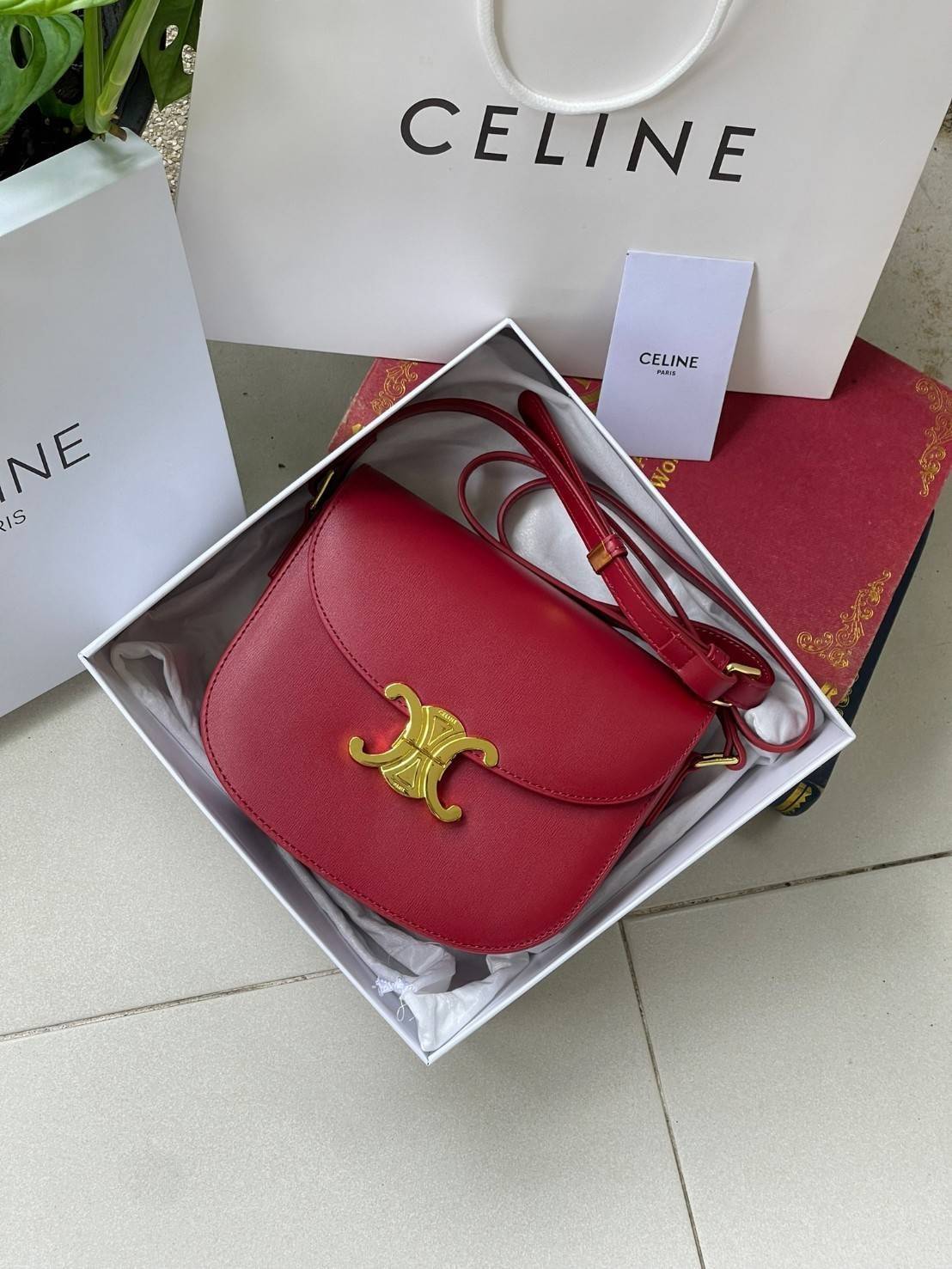 VIP 🥂 CELINE TEEN BESACE TRIOMPHE IN SHINY กระเป๋าสะพายคาดลำตัวรุ่นนี้นับว่าเป็นกระเป๋าอีกหนึ่งรุ่นในซีรีส์ Triomphe ที่ได้รับความนิยมอย่างมาก ด้วยรูปร่างทรงโค้งมนมีความคลาสสิกตามแบบฉบับของ Celine เพิ่มความหรูหราและโดดเด่นด้วยการตกแต่งด้วยโลโก้โลห