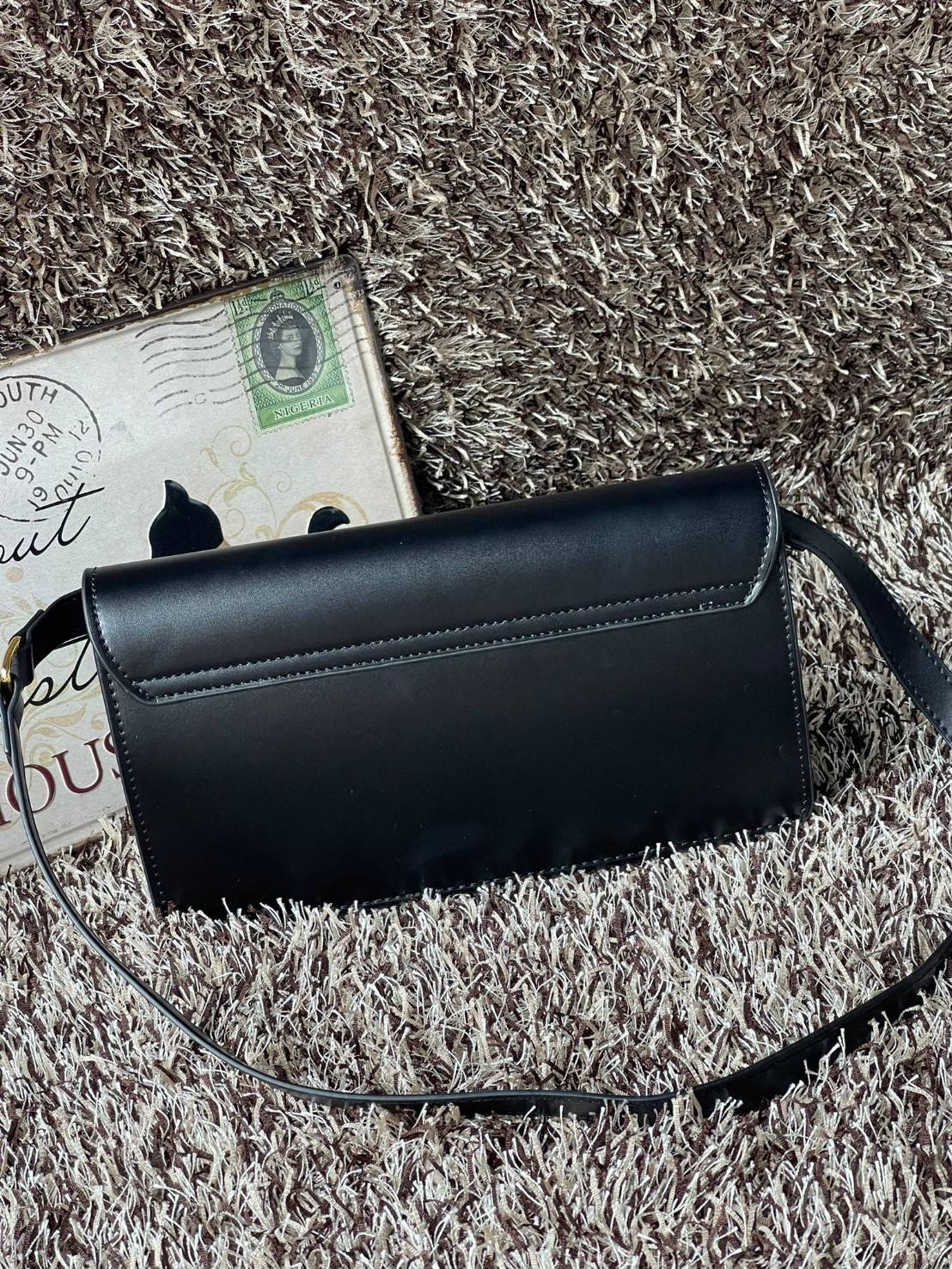 CELINE TRAPEZE TRIOMPHE BAG ดีไซน์เรียบหรู Timeless โดดเด่นมีเอกลักษณ์ ใช้ได้หลายโอกาส แมทช์กับการแต่งตัวง่าย จึงครองใจสาว ๆ ได้ไม่ยาก โดยเป็นกระเป๋าสะพายไหล่ที่อัดแน่นด้วยกลิ่นอายความคลาสสิกและหรูหราตามแบบฉบับของ Celine ด้านหน้าตกแต่งด้วยโลโก้สีทองโดดเด่