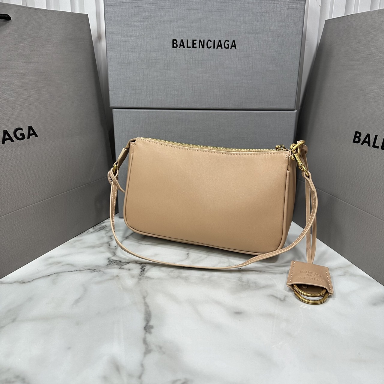 Balenciaga Rodeo Sling Pochette / Balenciaga shoulder leather bag 22cm กระเป๋าสะพายทรงพอชที่สุดของไฮแบรนด์สุดไอคอนิค ดีไซส์เรียบหรู สวยจับต้องได้ ถือหรือสะพายไหล่ได้เก๋มากๆ ถือออกงานก็ได้ลุคไฮแฟชั่นหรูๆ
