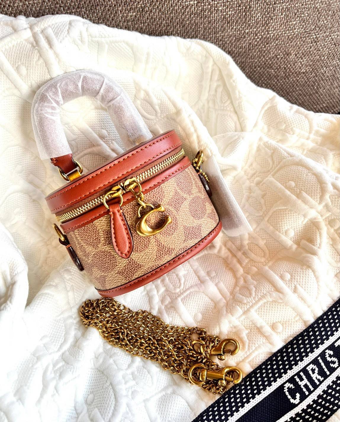 COACH TRAIL CROSSBODY 12 IN SIGNATURE CANVAS CE768 // CE769 มอบเป็นของขวัญปีนี้ รุ่นนี้ต้องเข้าแล้วล่ะคะ พร้อมส่งที่ไทยจำนวนจำกัด! ได้ล๊อตเปิดตัวราคาดีสุดมาค่ะ🎁มอบทันใช้ในช่วงเทศกาลปีใหม่นี้กันค่าา สวยไร้ที่ติ ✔️กระเป๋าใส่ของจำเป็นจุกจิก หน