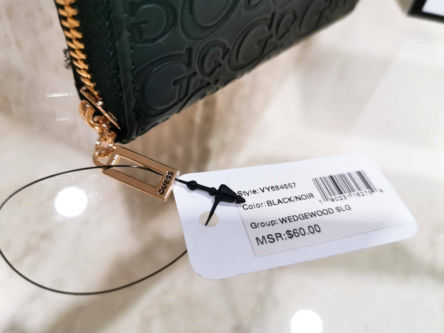 NEW ARRIVAL! GUESS FACTORY WOMEN'S SHORT WALLET กระเป๋าสตางค์สั้นรุ่นใหม่ล่าสุดไอเท็มแนะนำวัสดุหนังปั้มโลโก้รอบใบสวยอยู่ทรงด้านหน้าประดับโลโก้แบรนด์ ภายในมีทั้งช่องใส่ธนบัตร ช่องใส่เหรียญ ช่องใส่บัตรหลายช่อง ใส่เเบงก์พันได้ค่ะ ภาพถ่ายจากสินค้าจริงมาพ