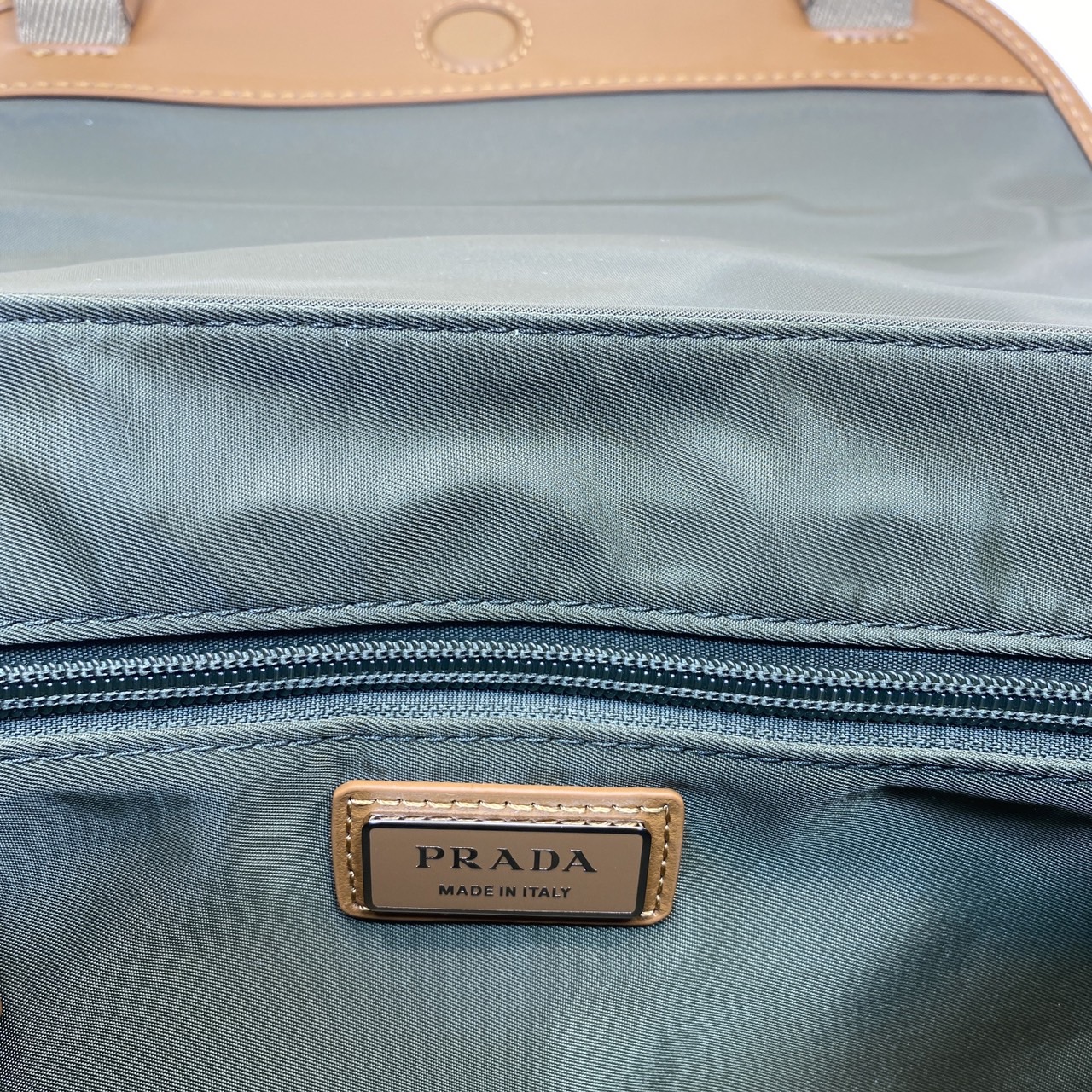 PRADA Re-Nylon and leather shoulder bag / PRADA Messenger Bag กระเป๋าสะพายคอมพลีทครีเอทลุคหล่อเท่ เกรดออริ สลับแท้ 1:1 ใช้งานต่างประเทศได้