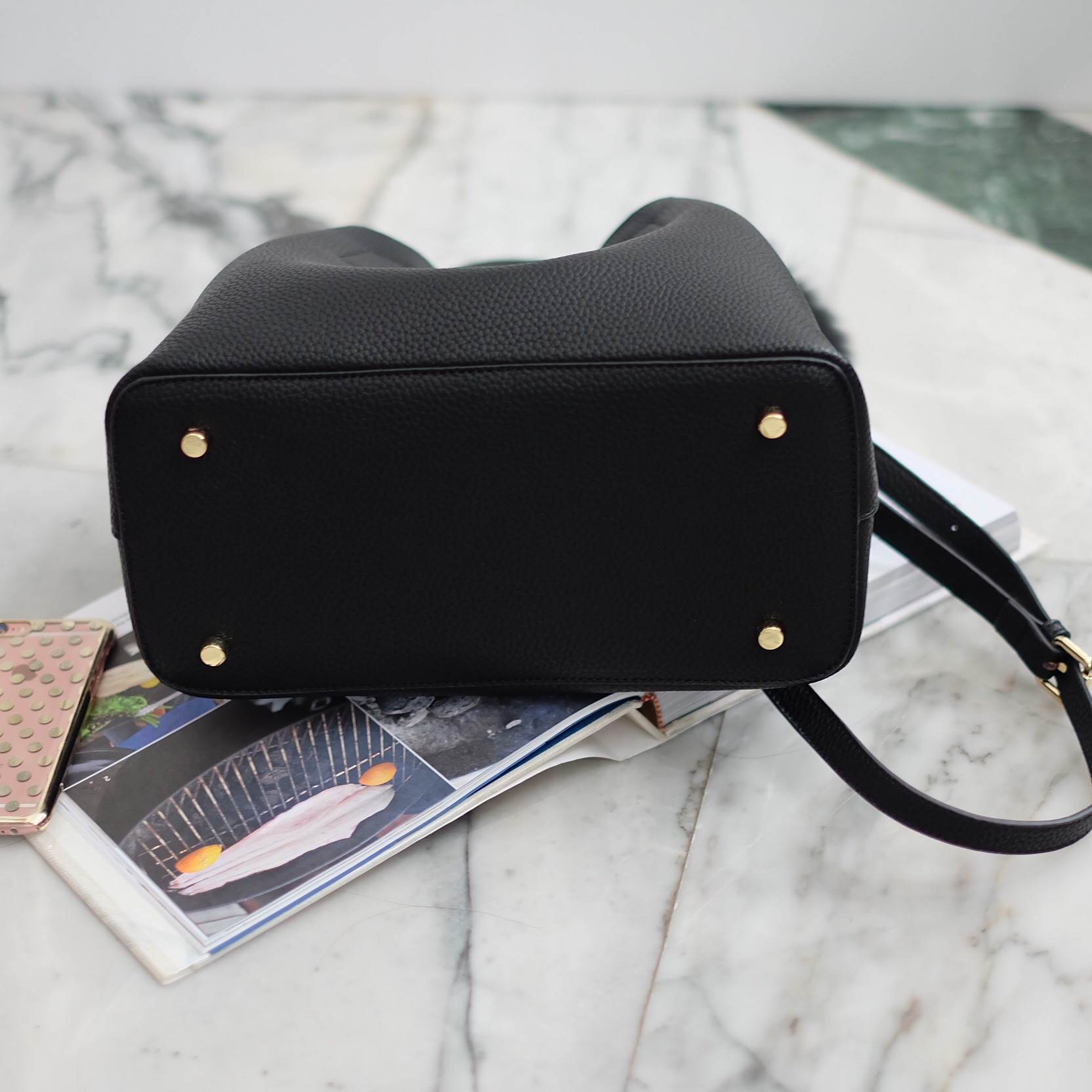 New arrival • KEEP LALA BAG • พร้อมส่ง 2 ขนาด ตามการใช้งาน 👑สวย หรู เวอร์วัง อีกแล้วค่า กับกระเป๋า 2 in 1 ปรับเก็บทรง ได้ถึง 2 แบบ มาพร้อมพวงกุญแจ ปอมปอม ฟรุ้งฟริ้ง น่ารักมาก คะ ตัวกระเป๋าเป็นหนังเนื้อดีที่สุด เนื้อนิ่ม ลายหนังสวย มีกระเป๋าใบเล็กด