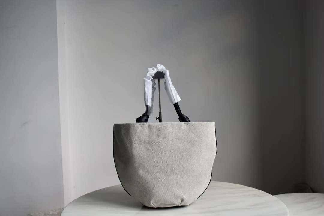 Tory Burch Small Canvas Round Tote กระเป๋าถือหรือสะพายไหล่ วัสดุผ้าcanvas รูปทรงโค้งมน ด้านในโล่ง มี1ช่องซิปและ1ช่องเล็ก น้ำหนักเบา จุของได้เยอะ มาใหม่ล่าสุดไม่ควรพลาดเลยค่า