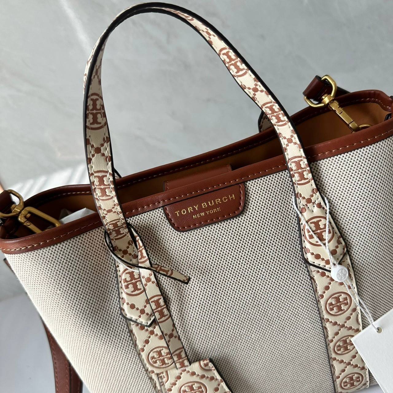 TORY BURCH small Perry canvas tote bag กระเป๋าคล้องแขนและสะพายไหล่ทรงโท้ท คอลเลคชั่นใหม่ล่าสุด สวยหรูลุคคุณนาย