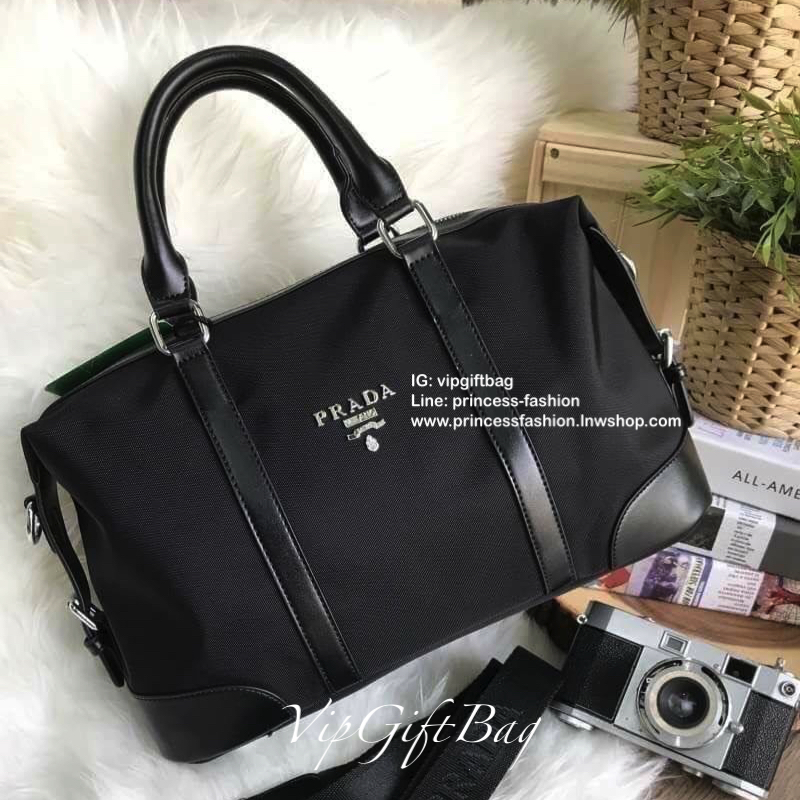 PRADA NYLON TRAVEL BAG GIFT WITH PURCHASE GWP Limited edition พรีเมี่ยมกิ้ฟจากเคาน์เตอร์แบรนด์ต่างประเทศวัสดุ Nylon เนื้อหนาคุณภาพดีตามแบบฉบับแบรนด์ ด้านหน้าประดับโลโก้หรู ด้านข้างมีสายรัดแบบเข็มขัดปรับได้2ทรง ด้านหลังมีช่องซิป หูจับหนังแข็งแรงพับลงได้ พร