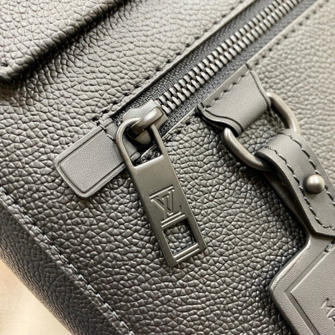 ORI หนังแท้ | LV Fastline Backpack กระเป๋าสะพายหลังรุ่น Fastline โดดเด่นด้วยดีไซน์มุมตัดและรูปทรงเรียบหรูอันเป็นเอกลักษณ์ของคอลเล็คชั่น LV Aerogram สีดำเต็มใบสวยหรูคลาสสิค ประดับเนมแท็ก