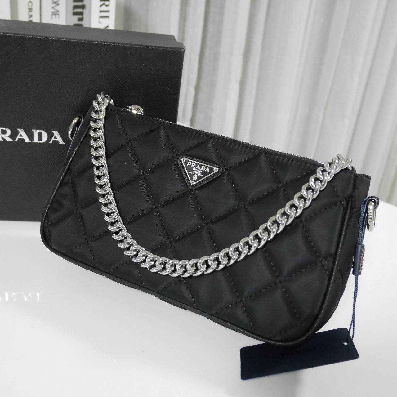 PRADA Tessuto Nylon Crossbody Bag ✨ กระเป๋าผ้าไนล่อนลายตาราง ขนาดกำลังดีกำลังน่ารักเลยค่ะ เหมาะกับการใช้เป็น EVERYDAY LOOK สุดๆ ใบนี้ห้ามพลาดเลย