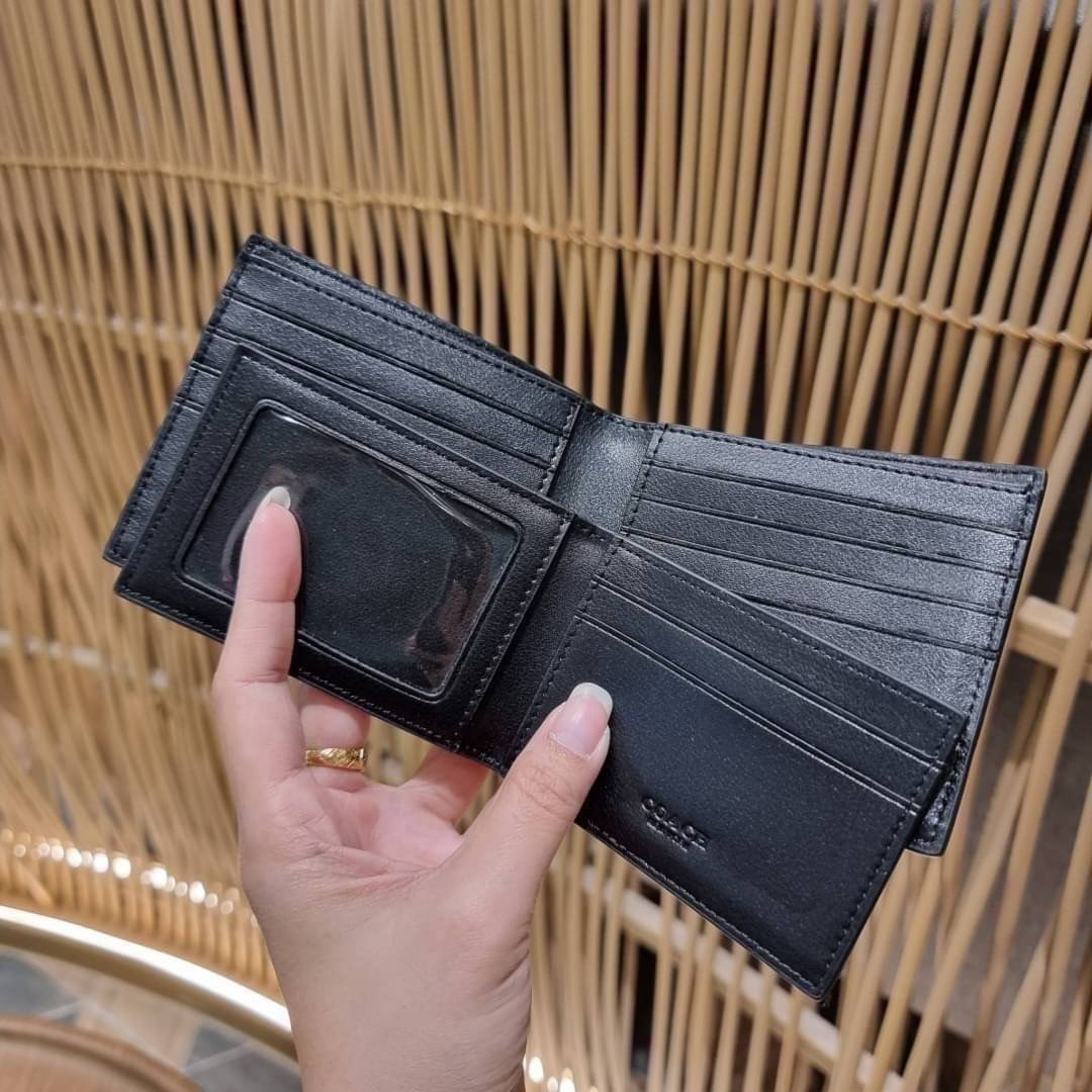 COACH 75371 COMPACT ID WALLET IN SIGNATURE CROSSGRAIN LEATHER กระเป๋าสตางค์ผู้ชาย ลาย c นูนเต็มใบ หนัง crossgrain อีกรุ่นที่ยอดขายไม่เคยตก 🤑🤑 ใบจริงดูผู้ดี ดูแพง!! ภายในมีช่องใส่บัตรได้เยอะ ใส่ธนบัตรได้ทุกใบ ซื้อให้คุณหนุ่มๆรับรองประทับใจไ