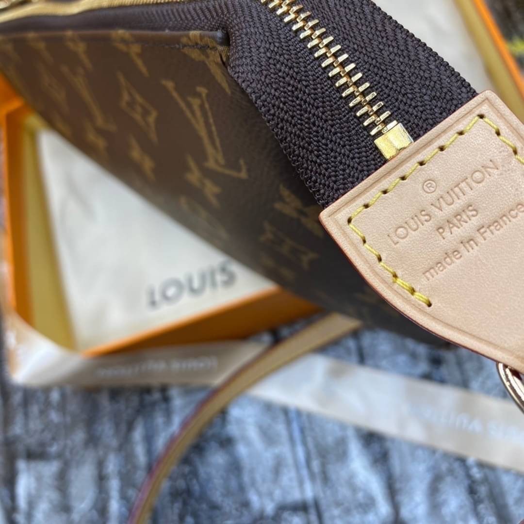 หนังแท้ LOUIS VUITTON POCHETTE น้องน่ารักน่าใช้มากๆ กระเป๋าหิ้ว//คล้องไหล่//สะพายข้าง//หรือถือแบบคลัท ชิลๆได้เลยค่า หนังแกะแท้นิ่มสวย เปิดปิดกระเป๋าแบบซิป ภายในสามารถใส่กระเป๋าเงินใบกลางได้; มือถือได้;พาสปอร์ตได้;ของจำเป็นจุกจิกสาวๆได้เยอะเลยนะคะ;พร้อมช่อ