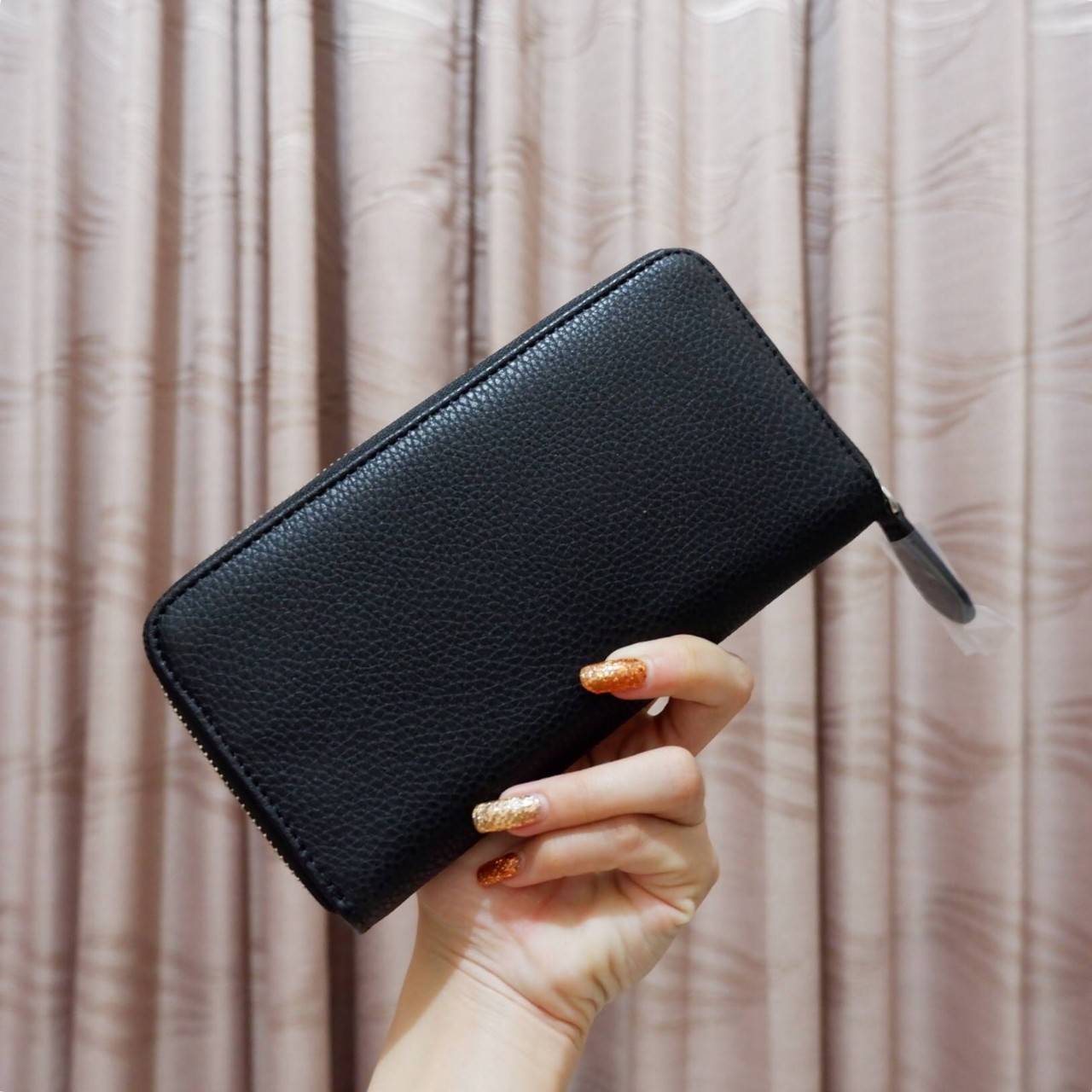 GUESS FACTORY WOMEN'S WALLET กระเป๋าสตางค์ใบยาว ดีไซน์สวย วัสดุหนังนิ่ม ประดับโลโก้แบรนด์สวย เปิดปิดด้วยซิปบน ภายในมีทั้ง ช่องใส่ธนบัตร แบงก์พัน และช่องใส่บัตรหลายช่องแยกเป็นสัดส่วน ภาพถ่ายจากสินค้าจริงสวยน่าใช้ค่ะ สาวๆที่กำลังหากระเป๋าสตางค์แบรนด์ดั