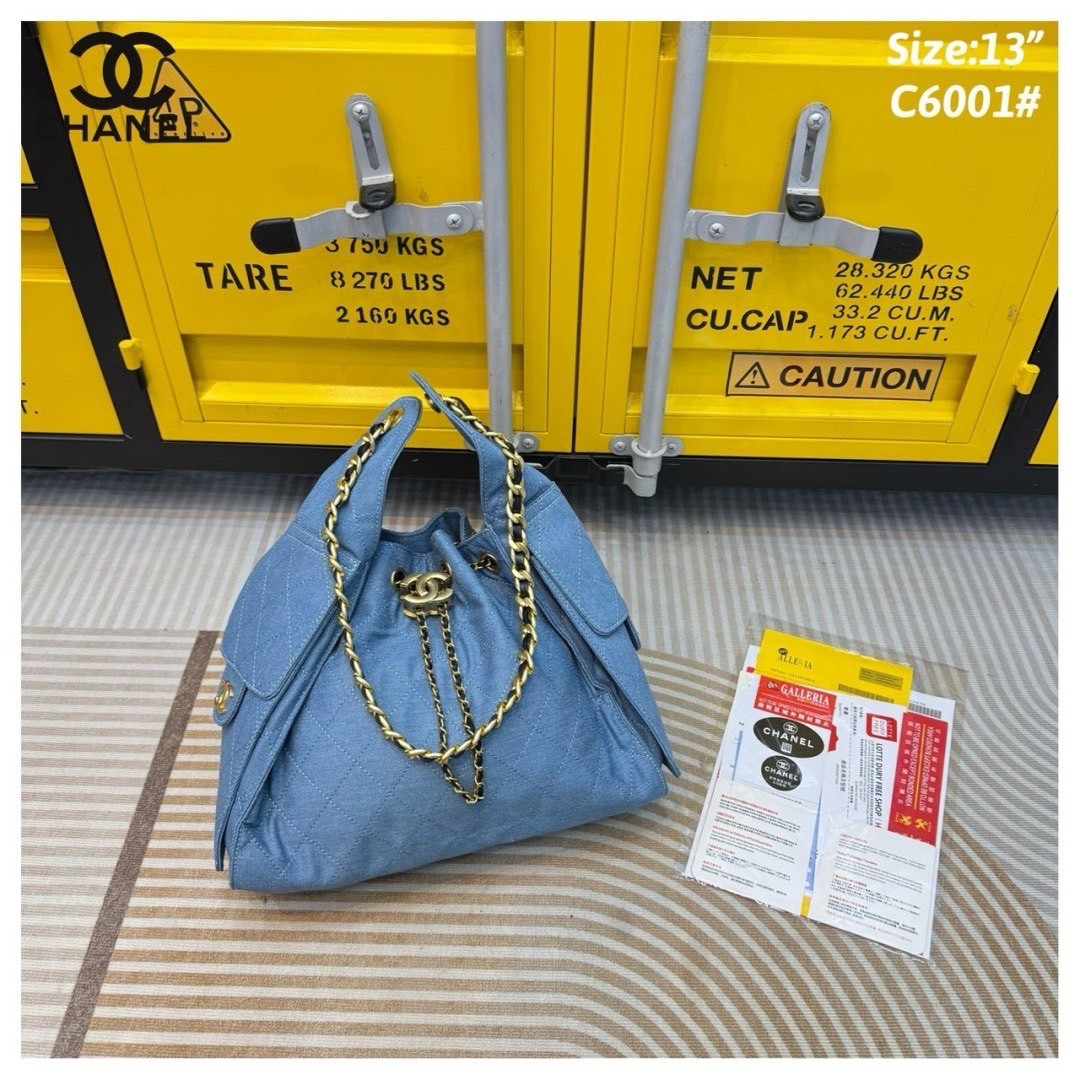 CHANEL 25 Small Handbag กระเป๋าสะพายทรงโฮโบเดนิม คอลใหม่ล่าสุด ต้อนรับฤดูกาล SPRING-SUMMER 2025 รูปทรงใช้งานได้จริง จุของได้ ถือเก๋ๆ เอวี่เดย์ลุค บอกเลยว่าดีไซน์เก๋มาก