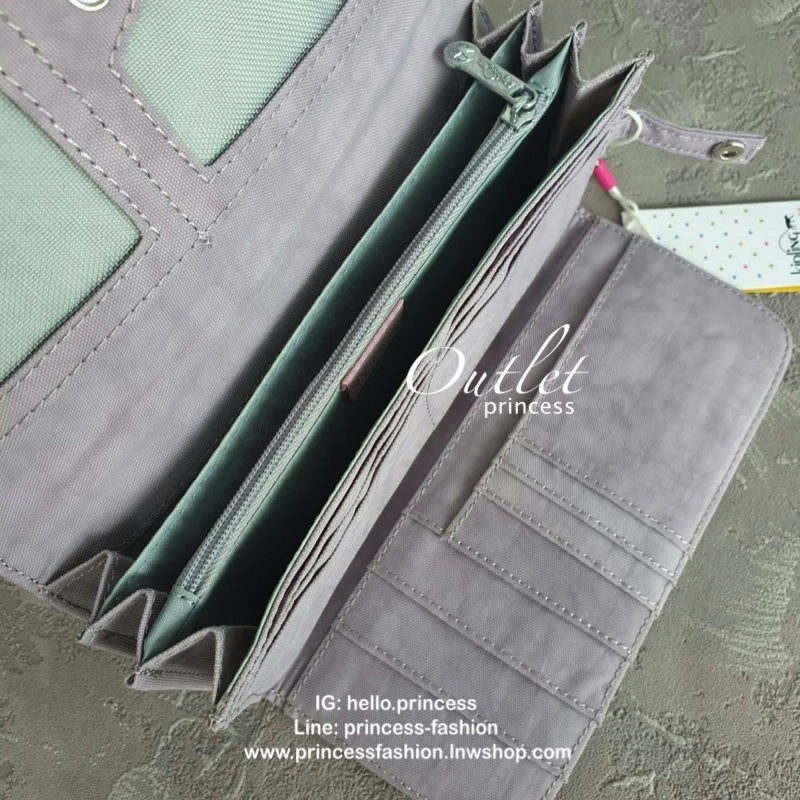 Kipling Brownie long tri-fold wallets กระเป๋าสตางค์ยาวแบบ3พับตอน วัสดุกันน้ำ เปิดปิดด้วยกระดุมแป๊ก มีช่องใส่ธนบัตรหลายช่อง ช่องเสียบการด์ได้ถึง13ช่อง และใส่รูปภาพได้อีก2ช่อง ช่องซิปใส่เหรียญ ที่จับหัวซิปปั้มแบรนด์ ใบนี้คุ้มมากๆคะ ขนาดกำลังดี พกพาสะดวก ช่อ