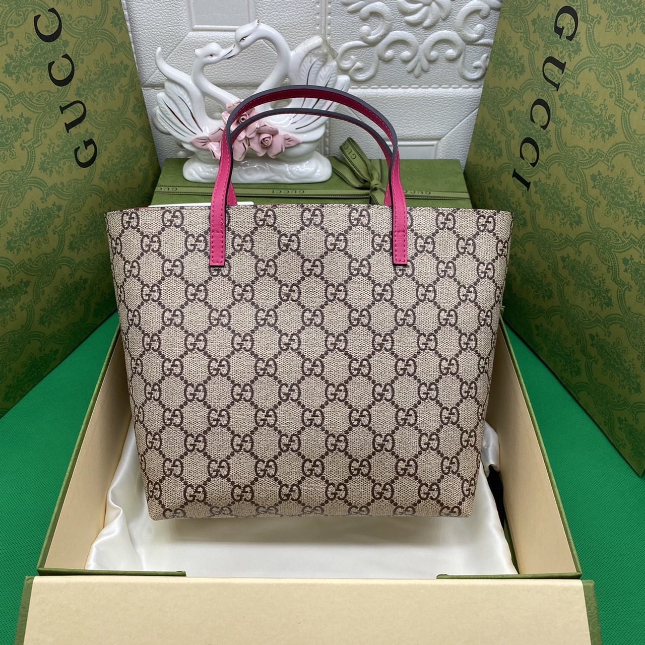 (รวมแบบ) หนังแท้ GUCCI Animal-Friendly Gucci Kid GG Supreme Tote Bag ลายใหม่น่ารักมากเลยค่าา งานหนังแท้ทรงตั้งสวย ขนาดกะทัดรัด จุของได้เยอะ ใช้ได้ทั้งเด็กและผู้ใหญ่ น่ารักมากค่ะ