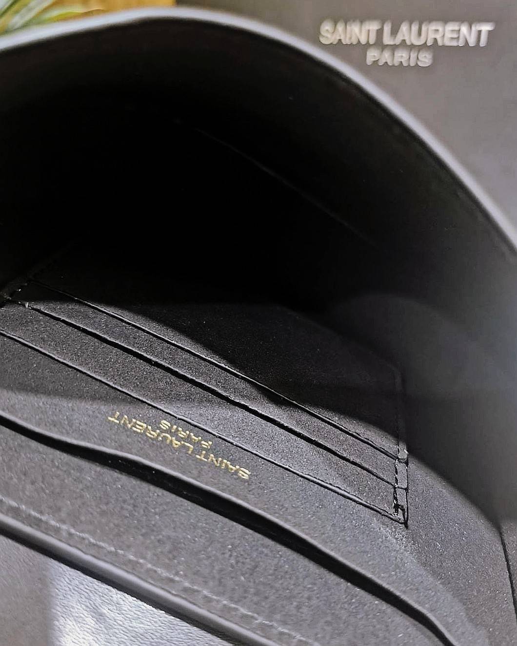 VIP 🥂 สีใหม่พร้อมส่ง! Saint Laurent Kaia Small YSL Plaque Leather Cross Body Bag / YVES SAINT LAURENT YSL BAG VIP วัสดุ Calfskin หนังเรียบอยู่ทรงเปิดปิดด้วยฝาปิดโลโก้แบรนด์อะไหล่ทอง ภายในโล่งมีโลโก้และช่องย่อยสามารถใส่มือถือของใช้จุกจิกได้เยอะ สาย