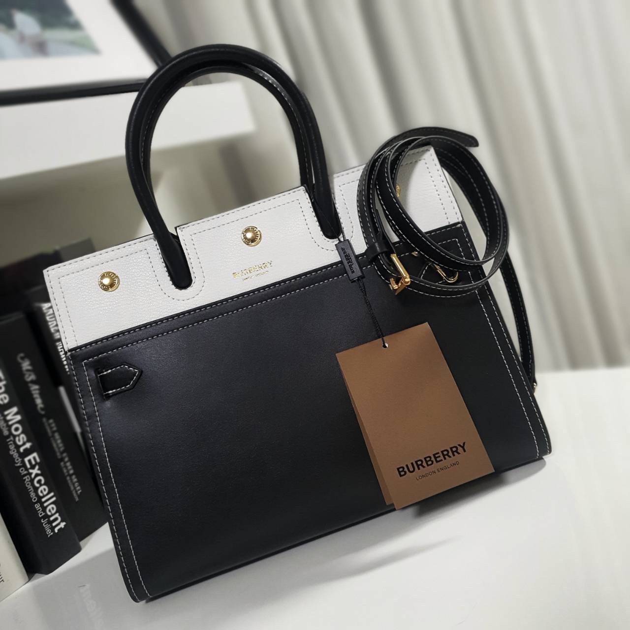 Burberry Small Leather Two-handle Title Bag In Black BURBERRY FRAGRANCES CROSSBODY BAG VIP GIFT WITH PURCHASE (GWP) พรีเมี่ยมกิ๊ฟ Limited Edition จาก BURBERRY PERFUME วัสดุ Geniune Leather ทรงเหลี่ยม TwoTone ดีไซน์สวยอยู่ทรง ด้านหน้ามีช่องใส่ของ ภายในโล่ง