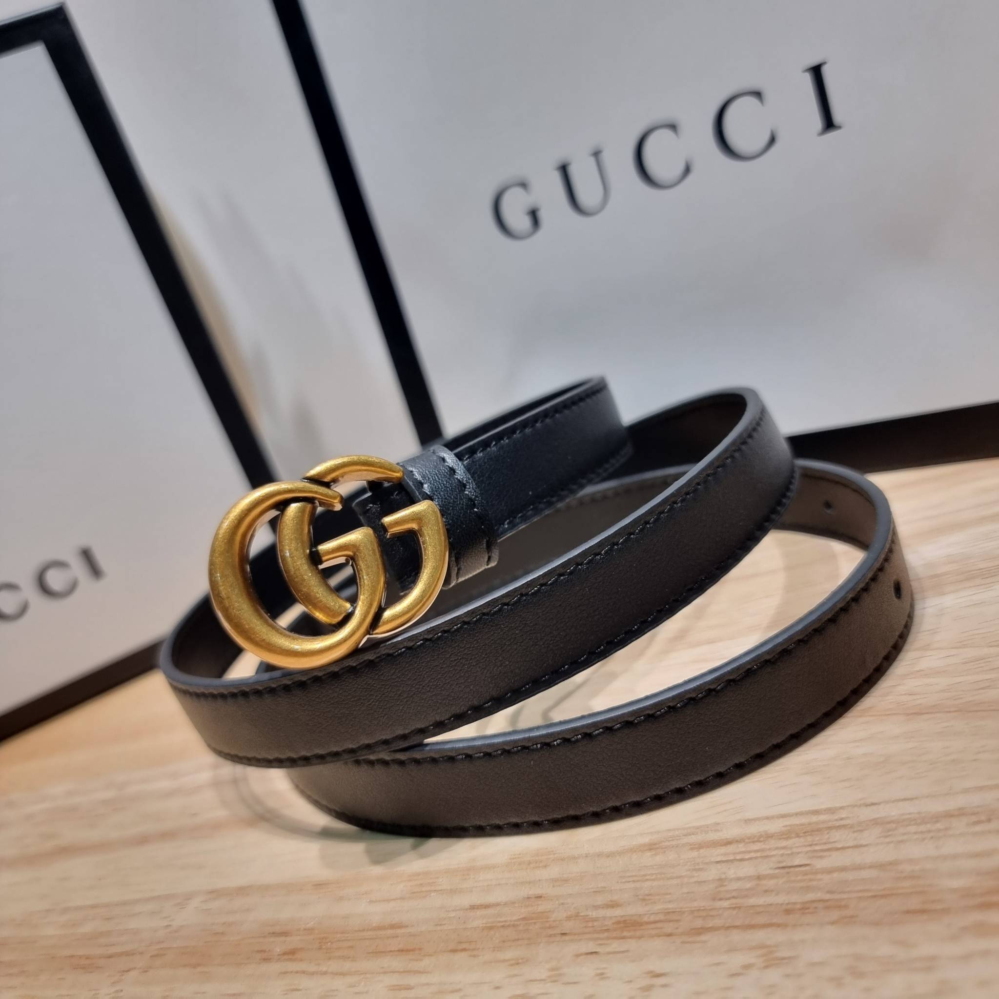 GUCCI BELT LEATER 2mm / GG belt box set เข็มขัดกุชชี่รุ่นคลาสสิค เรียบง่าย ผู้ดี เป็นซิกเนเจอร์ ด้วยดีไซน์ double buckle อะไหล่สีทองวินเทจ ทำให้ใช้งานเป็น everyday use ได้เลย พร้อมออริจินัล box ที่สุดของการคอมพลีทลุทด้วยเข็มขัดเส้นนี้เส้นเดียวได้เลย แนะนำ