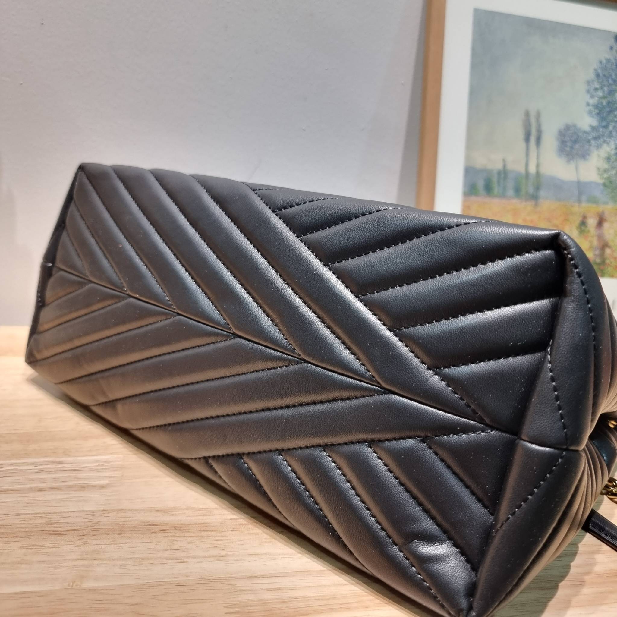 TORY BURCH KIRA CHEVRON TOTE กระเป๋าสะพายรุ่นที่ใครๆก็ต้องมี กับทรงโท้ทไซส์ใหญ่ ใช้ยังไงก็ดูหรู ดีไซน์เฉพาะตัว วัสดุหนังสัมผัสนิ่ม