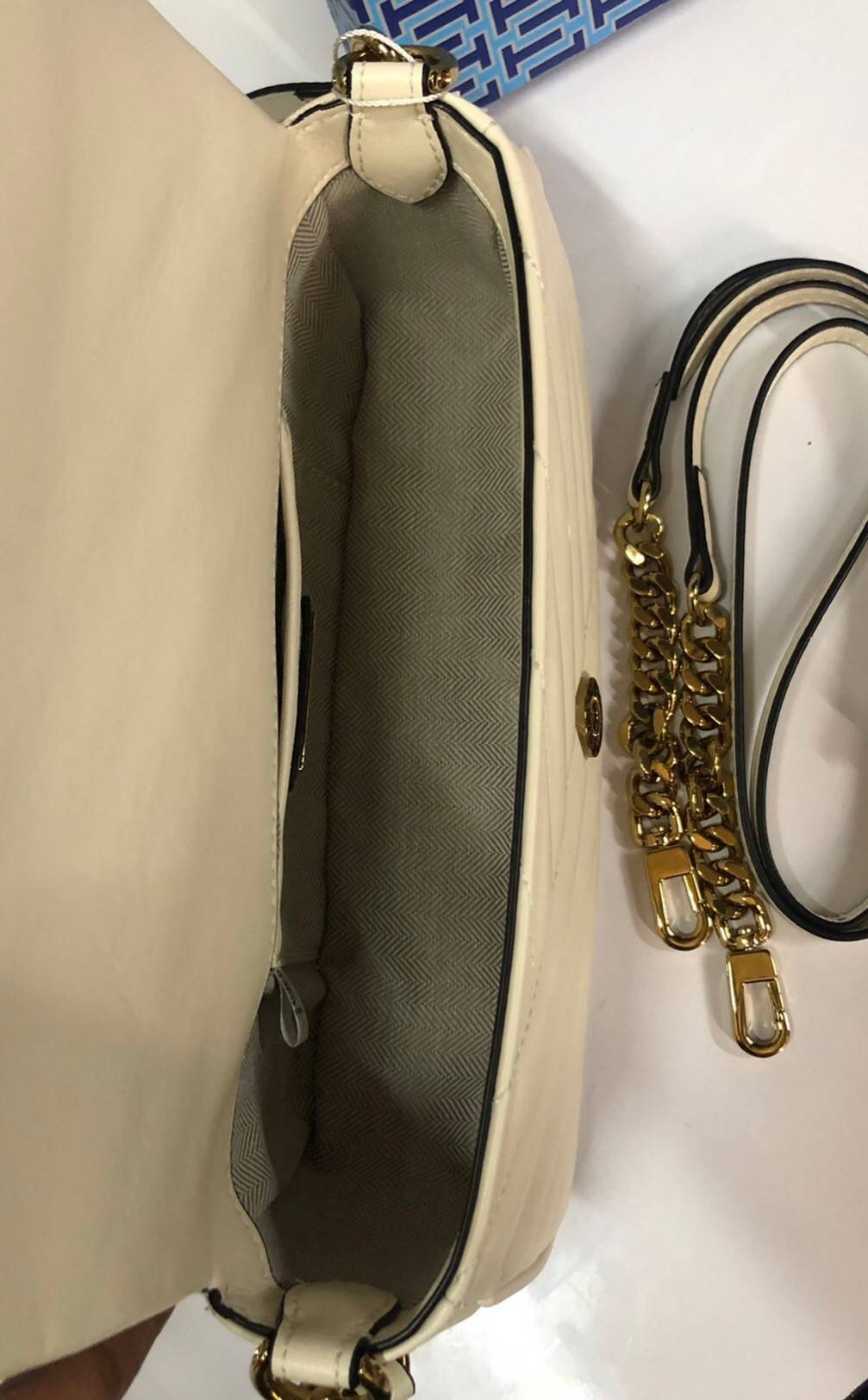 TORY BURCH KIRA CHEVRON SMALL FLAP SHOULDER BAG รุ่นใหม่ พร้อมสีใหม่ มาให้จับจองแบบไม่ต้องรอพรีฯ กระเป๋าสะพาย ขนาดกะทัดรัด ไซส์สะพายคล่องตัว หรือจะคล้องไหล่ หรูๆ ลูกคุณหนูไปอีก สีผู้ดีมากๆ ดีไซน์รูปทรงคลาสสิคเฉพาะตัว วัสดุหนังแกะ สัมผัสนิ่ม เปิด-ปิดด้วยกร