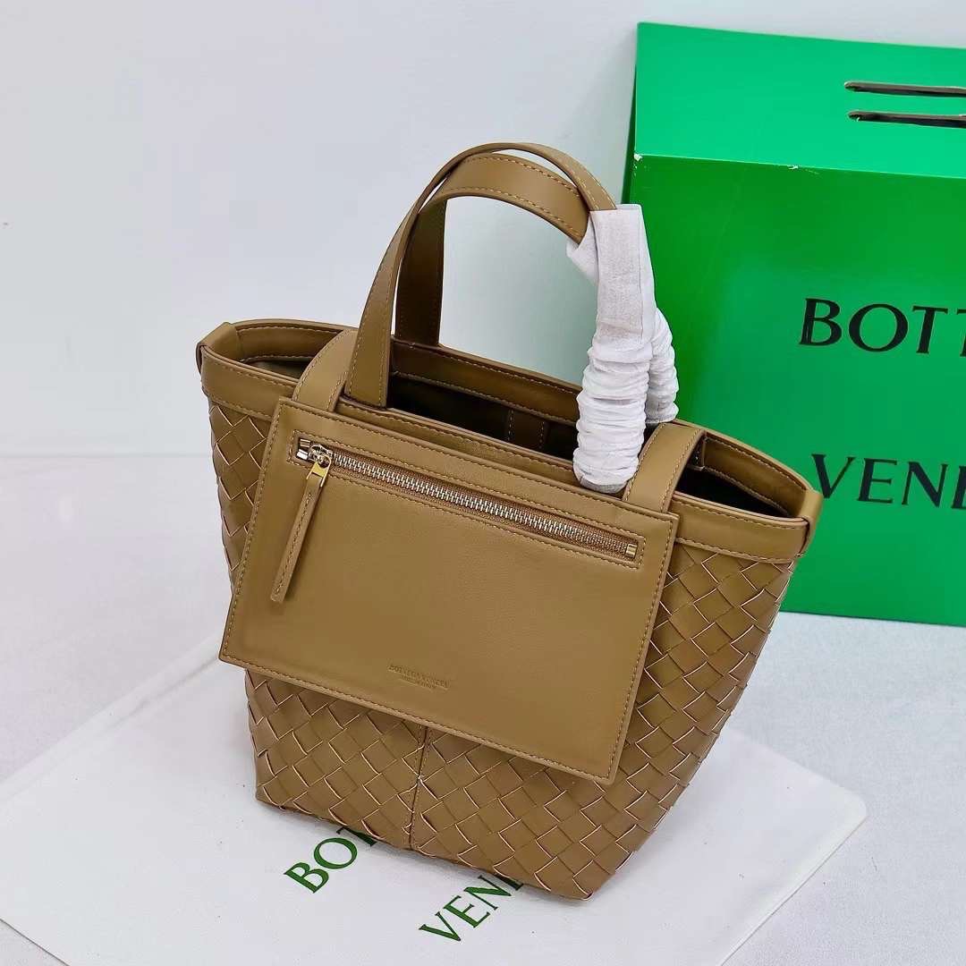 BOTTEGA Small Flip Flap Tote bag soft Intrecciato leather with zippered pocket กระเป๋าทรงโท้ทดีไซน์สานเป็นเอกลักษณ์หรูหรา จุของได้เยอะ เกรดออริ สลับแท้ 1:1 ใช้งานต่างประเทศได้