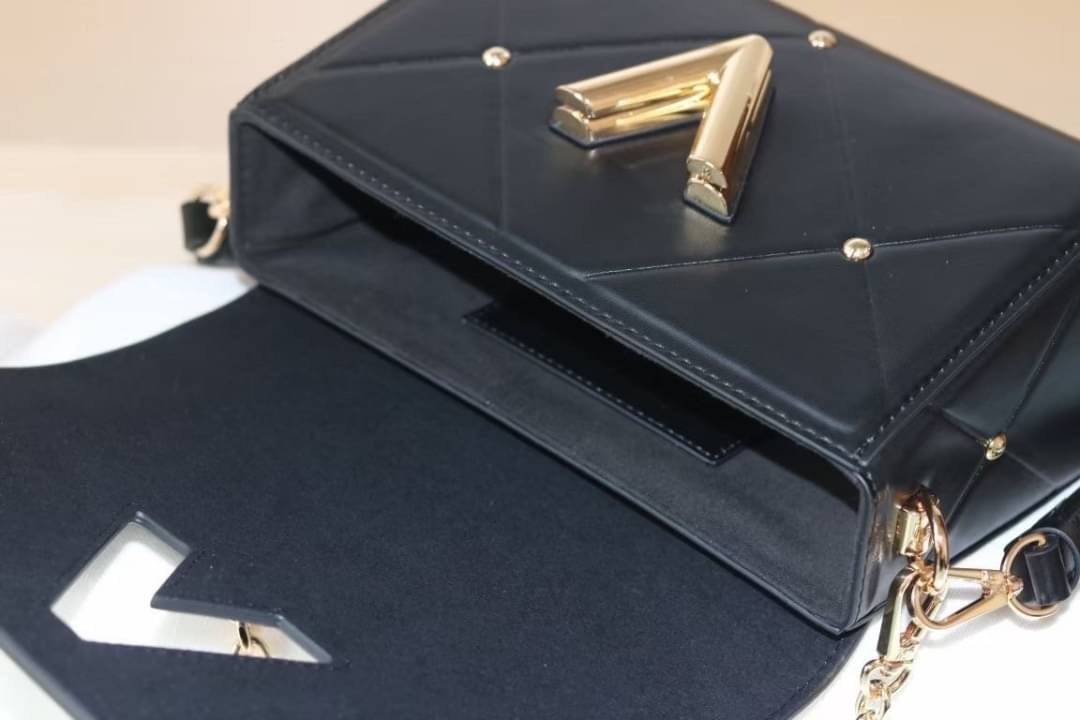 หนังแท้ LOUIS VUITTON Epi Twist Shoulder Bag MM พร้อมส่งที่ไทย เกรดออรินอลงานหนังแท้ทั้งใบ ภาพสินค้าถ่ายจากงานขายจริง ใช้งานต่างประเทศได้