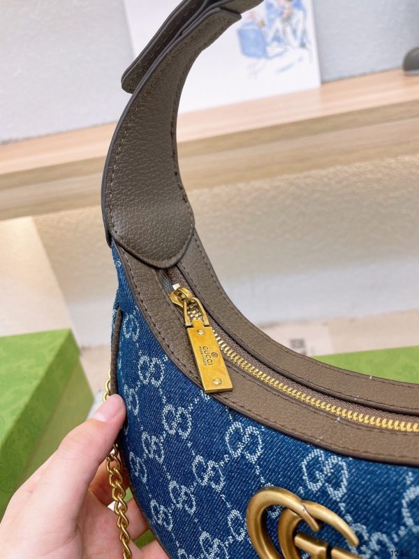 Gucci GG Marmont half-moon-shaped mini bag กระเป๋าคล้องไหล่ ความตัวแม่สายแฟชั่น ต้องกระเป๋าทรงจันทร์เสี้ยวแบบสับค่ะ! ความโค้งมนใช้งานง่าย เอามาสะพายก็คือชนะเลิศไปเลย ภาพถ่ายจากงานขายจริง ใช้งานต่างประเทศได้