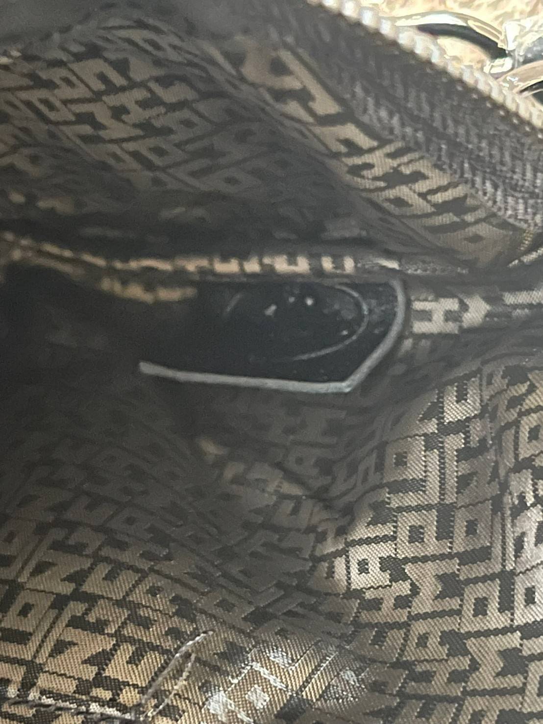 Longchamp Le Pliage Cuir Top handle bag S เรียกว่าเป็นกระเป๋าอีกหนึ่งรุ่นที่ไม่ว่ายังไงก็ฮอตฮิตและติดเทรนด์ตลอดไม่เคยเปลี่ยนกับ ทรง Le Pliage Cuir หนึ่งในตระกูลกระเป๋าสุดไอคอนิกจากแบรนด์