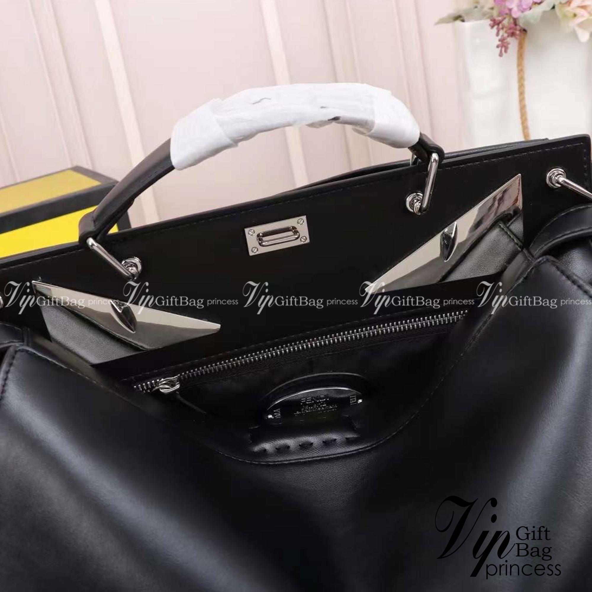 FENDI Monster Bag 36cm เกรดเทพออริจินอล กระเป๋ายอดนิยมของแบรนด์ ดีไซน์สวยเรียบหรูแฝงด้วยความเก๋ สามารถสะพายหรือถือ เหมาะสมกับวัยรุ่น สะดวกในการพกพาไม่ว่าสาว ๆ จะไปเที่ยวต่างจังหวัด ต่างประเทศหรือแม้กระทั่งทำกิจกรรมแอดเวนเจอร์ต่าง ๆ ก็ไม่ทำให้เกะกะแต่อย่าง