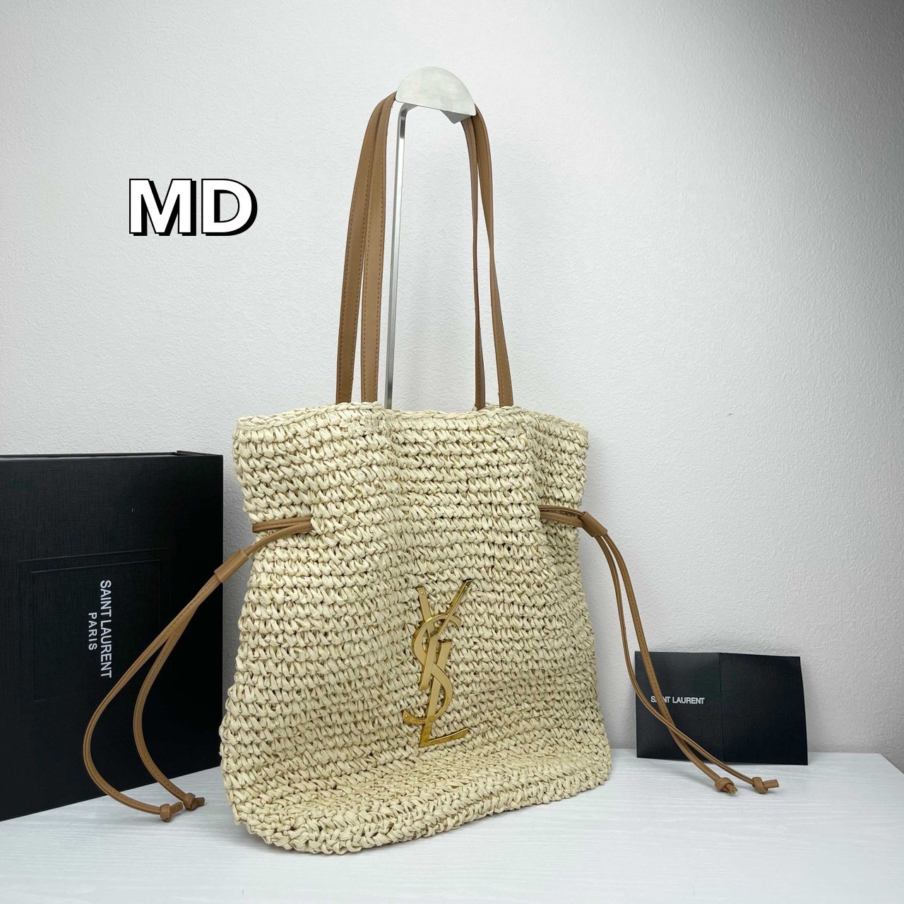YSL Raffia crochet Icare maxi shopper bag กระเป๋าสะพายทรงโท้ทงานถักโครเช จะกี่รุ่นก็แรงไม่ไหว! ทรงสวยใบใหญ่ รูปทรงยืดหยุ่น ใส่ของได้แบบจุใจ เป็นไอเท็มที่สามารถหยิบมาใช้ได้ง่ายในทุกวัน