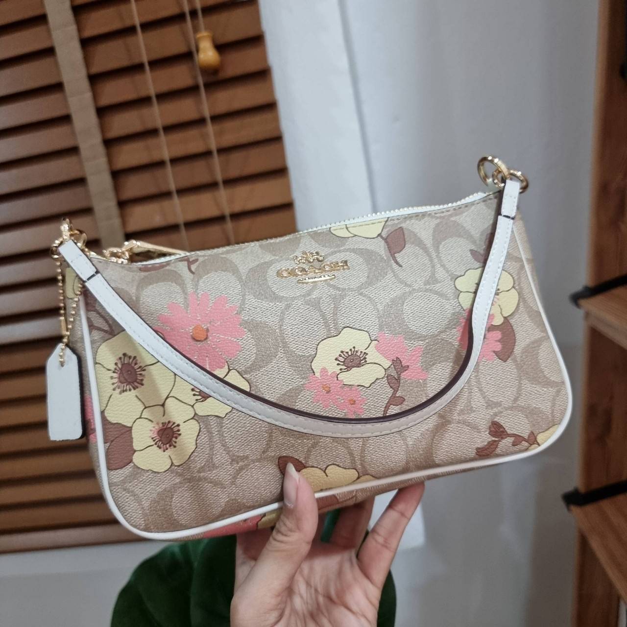 COACH F58321 TOP HANDLE POUCH คอลเลคชั่นสุดฮิต กับดีไซน์ใหม่ น่ารักน่าใช้ทุกแบบ กระเป๋าพอชทรงใช้งานง่าย สะดวก กะทัดรัด วัสดุหนังแคนวาสเคลือบคุณภาพ มาพร้อมสายคล้องในตัว และสายสะพาย crossbody ปรับเปลี่ยนได้ตามสไตล์ อีกหนึ่งไอเท็มที่สาวๆต้องมี ในราคาสุดคุ้ม 