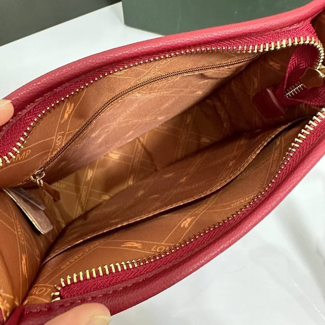 LONGCHAMP LE FOULONNÉ CROSSBODY BAG กระเป๋าสะพายที่เรียบง่ายและดูดี การออกแบบที่คล่องตัวของรุ่นนี้เหมาะอย่างยิ่งสำหรับผู้หญิงที่มีบุคลิกที่ต้องการกระเป๋าสไตล์แบบเรียบง่าย