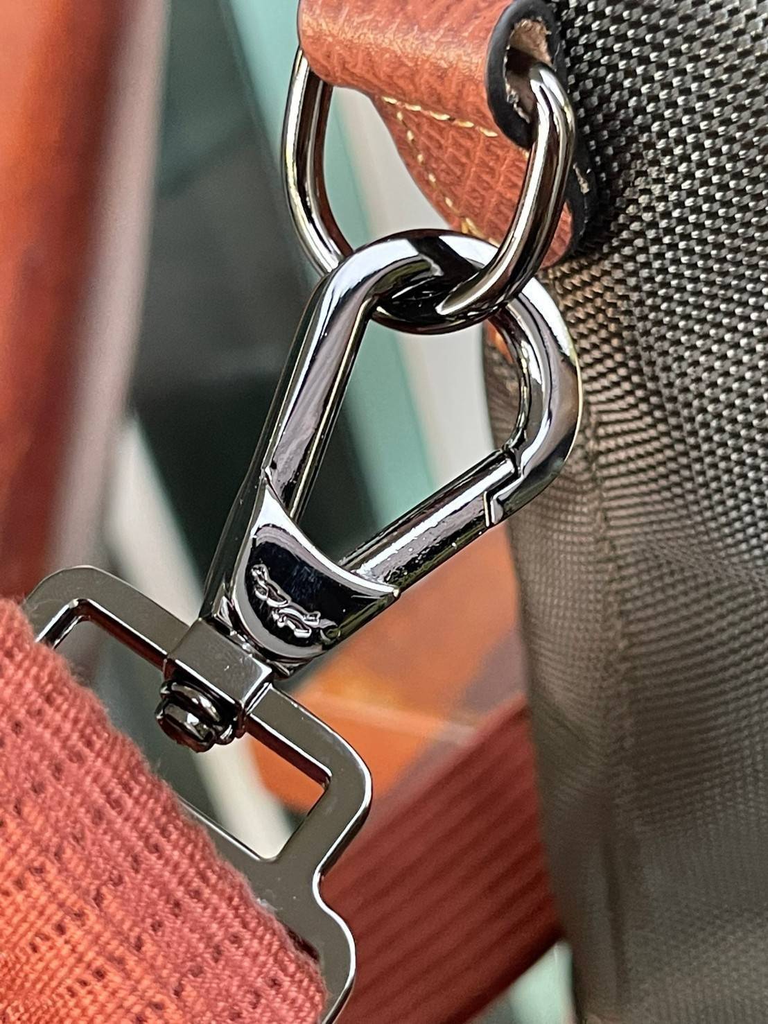 LONGCHAMP BOXFORD TRAVEL BAG M กระเป๋าเดินทางขนาดกลาง มาพร้อมสายสะพายที่สามารถถอดได้ ให้คุณเลือกสะพายไหล่หรือถือได้ มีซิปรูดเปิดปิดกระเป๋าที่ให้คุณมั่นใจได้ว่าคุณจัดเก็บไอเท็มของคุณได้อย่างมิดชิด บ็อคฟอร์ด (BOXFORD) สะท้อนความเป็นเอกลักษณ์ของแบรนด์ที่เปี่