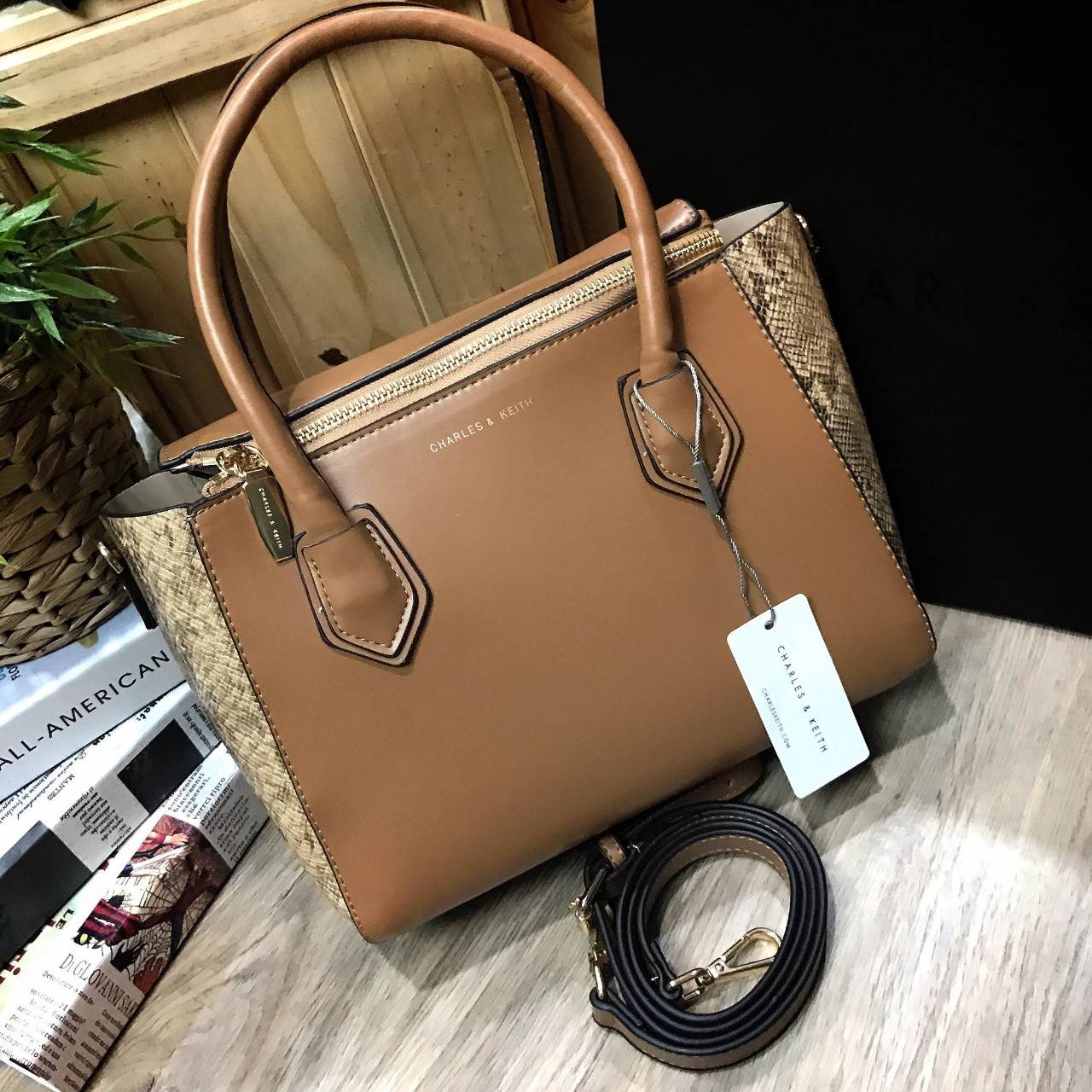 Don't Miss! CHARLES & KEITH DOUBLE ZIP STRUCTURED BAG กระเป๋าถือหรือสะพายรุ่นยอดนิยมขนาดใหญ่กำลังดี หนังเรียบสวยอยู่ทรงด้านหน้ามีโลโก้แบรนด์อะไหล่ทองนูน เปิดปิดด้วยซิป ภายในกว้างจุของได้เยอะ ใส่ Ipad กระเป๋าสตางค์ หนังสือ ของใช้ได้จุ มาพร้อมสายสะพายย