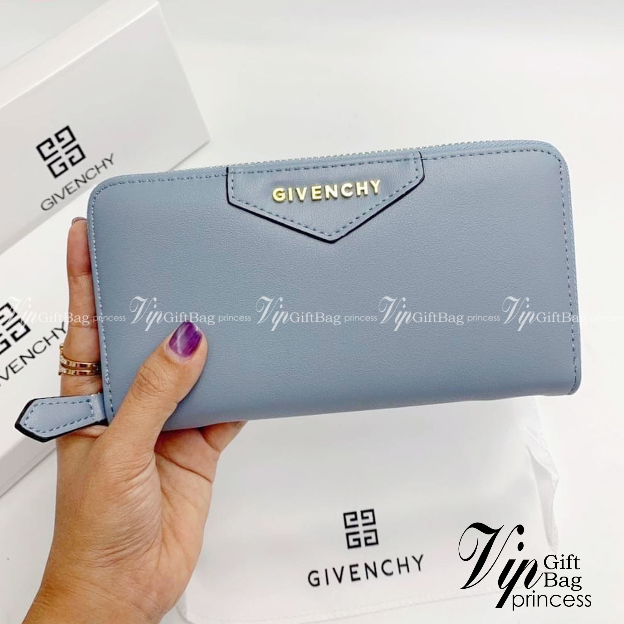 GIVENCHY Long Wallet Zip-around กระเป๋าสตางค์ยาวจีวองชี ซิปรอบ ภาพถ่ายจากงานขายจริง Inside bill slots card slots center zip pocket.