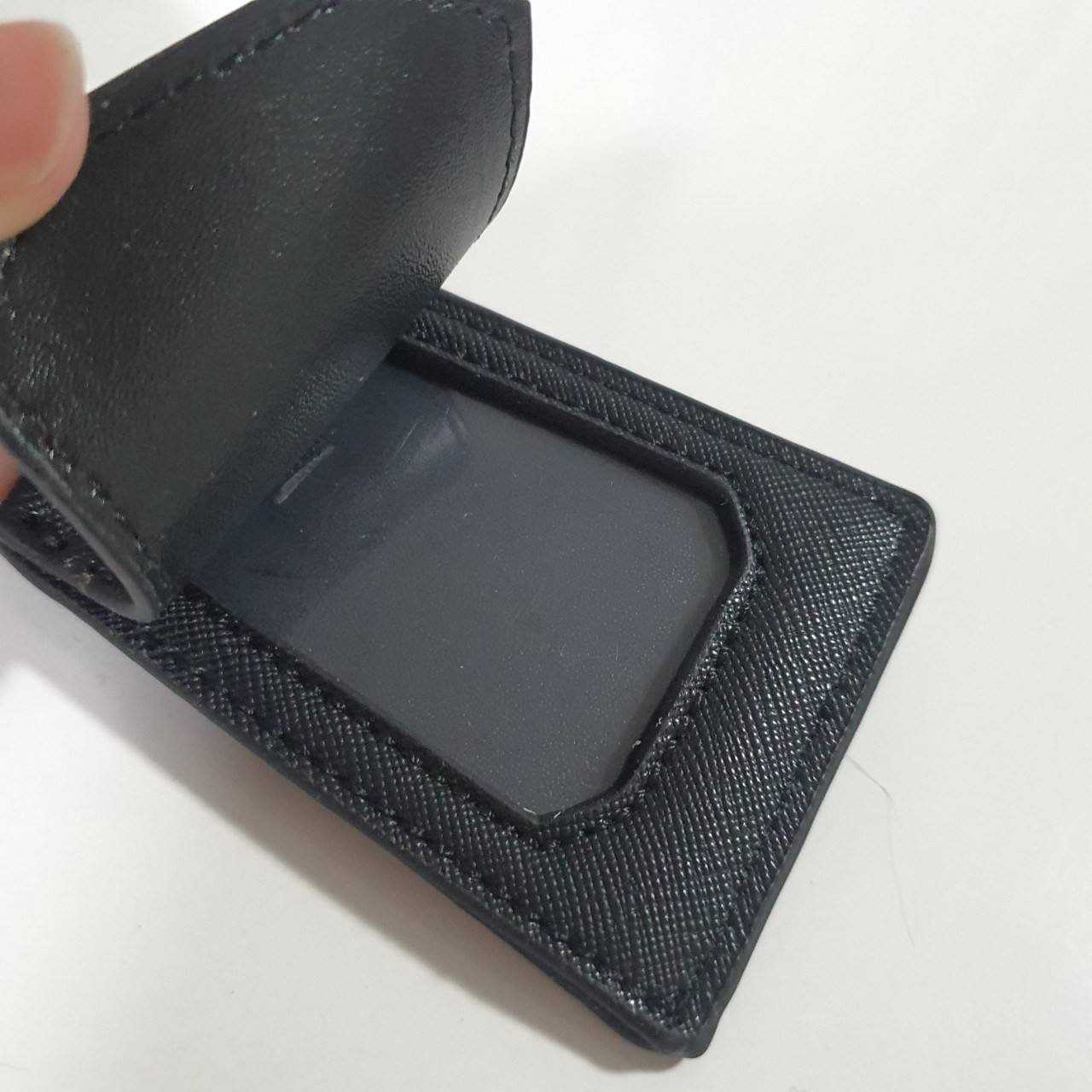 ทรงขนมจีบไซส์ใหญ่ 🐰 งานพรีเมี่ยมกิ้ฟ จากเคาเตอร์ต่างประเทศ จากแบรนด์ PRADA วัสดุ NYLON สลับหนัง SAFFIANO ดีไซน์สวยหรูมากค่า เนื้อหนาซับในอย่างดี อะไหล่เงินทั้งใบ จุดเด่นคือ กระเป๋าสามารถ จุของได้เยอะมาก ด้านในมีช่องใส่ของอีกหนึ่งช่อง น้ำหนักเบา ถื