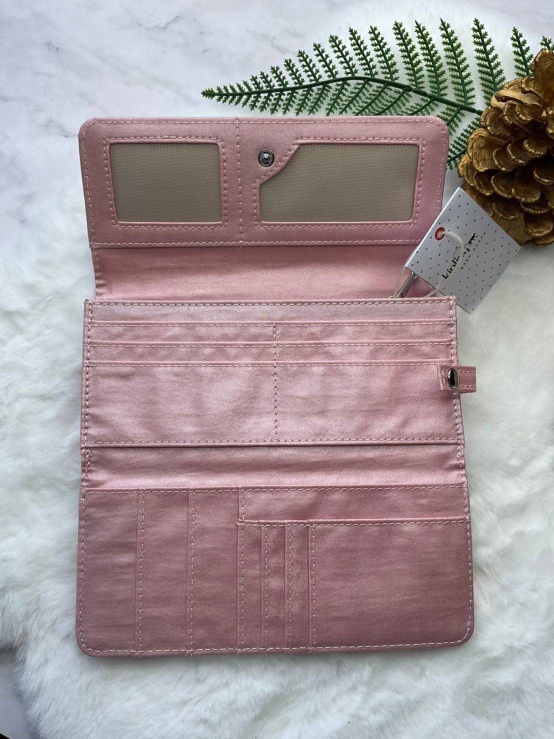 กระเป๋าสตางค์ยาว 3 พับตอน Kipling Brownie long tri-fold wallets กระเป๋าสตางค์ยาวแบบ3พับตอน วัสดุกันน้ำ เปิดปิดด้วยกระดุมแป๊ก มีช่องใส่ธนบัตรหลายช่อง ช่องเสียบการด์ได้ถึง13ช่องลายจุด และใส่รูปภาพได้อีก2ช่อง ช่องซิปใส่เหรียญ ช่องธนบัตร 3 ช่อง ที่จับหัวซิปปั