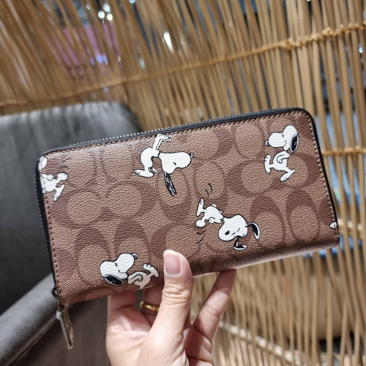 COACH C4327 COACH x PEANUT ACCORDION ZIP WALLET IN SIGNATURE CANVAS WITH SNOOPY PRINT คอลเลคชั่นใหม่ กระเป๋าสตางค์ใบยาว ลายสนูปพี น่ารักน่าใช้ สีคลาสสิค ใช้ได้ตลอดกาลไม่มีตกเทรนด์ วัสดุหนังแคนวาสเคลือบลาย ภายในใส่บัตรได้เยอะ มีช่องซิปแยก ใส่โทรศัพท์ได้ พก