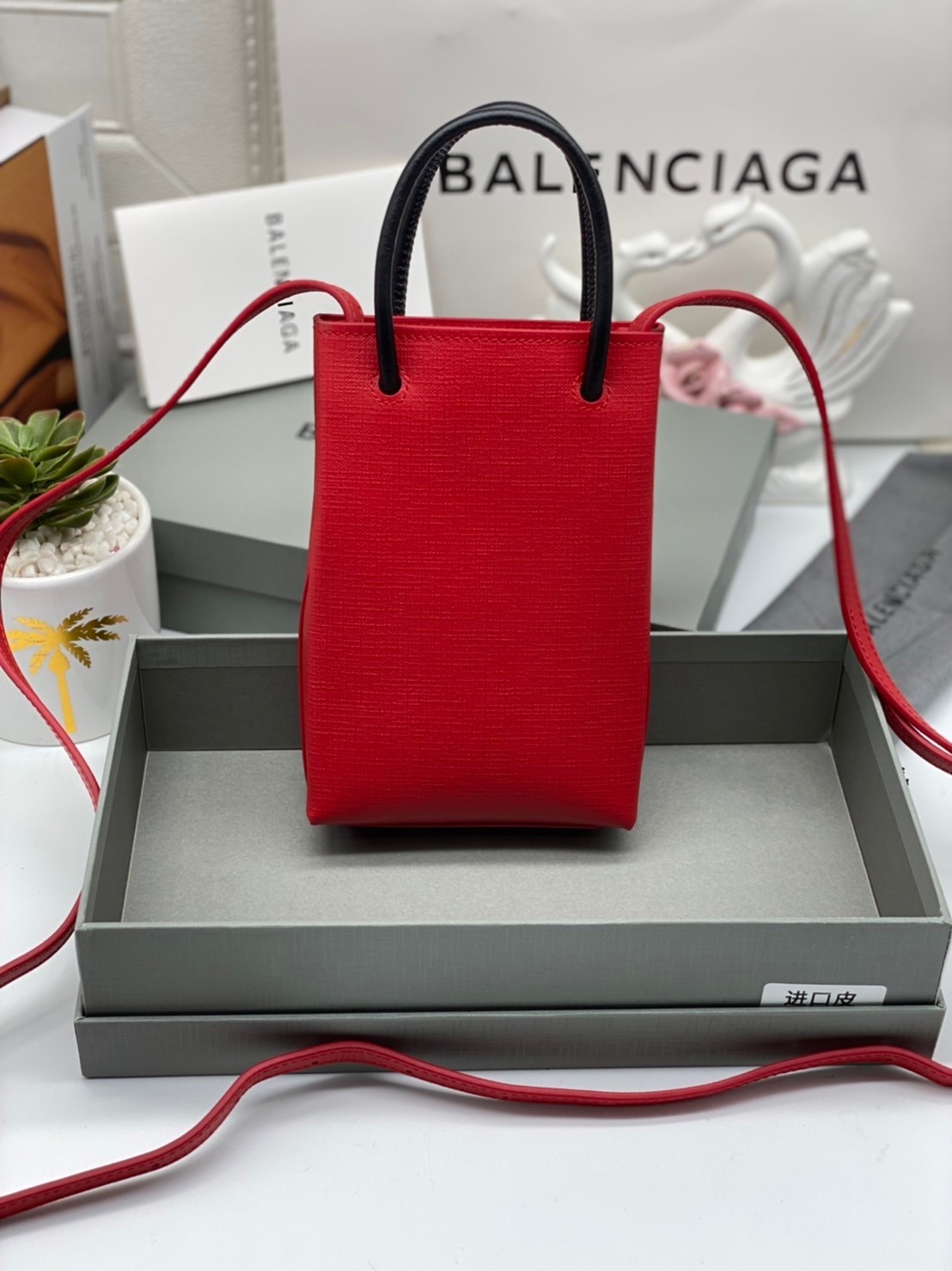 หนังแท้ BALENCIAGA Shopping Phone Pouch leather tote พกกระเป๋าช้อปปิ้งขนาดมินิ ไปทุกที่ในฤดูกาลนี้ ดีไซน์ที่ใช้ได้ทุกวันตั้งแต่หนังแบบมีเท็กซ์เจอร์ ภาพสินค้าถ่ายจากงานขายจริง ใช้งานต่างประเทศได้