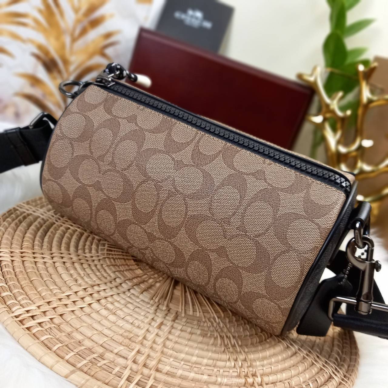 COACH BARREL SIGNATURE CANVAS CROSSBODY (C2957) กระเป๋าสะพาย ทรงเก๋ ขนาดกำลังดี ที่บอกได้คำเดียวว่า เท่ไม่หยอก!! คือดีย์มาก!!// วัสดุแคนวาส ผสมหนังแท้ ลาย SIGNATURE รูปทรงกระบอก// เปิด-ปิด ด้วยซิบ ด้านในโล่งกว้าง เก็บของได้เยอะ// มาพร้อมสายสะพาย สายสปอร์ต