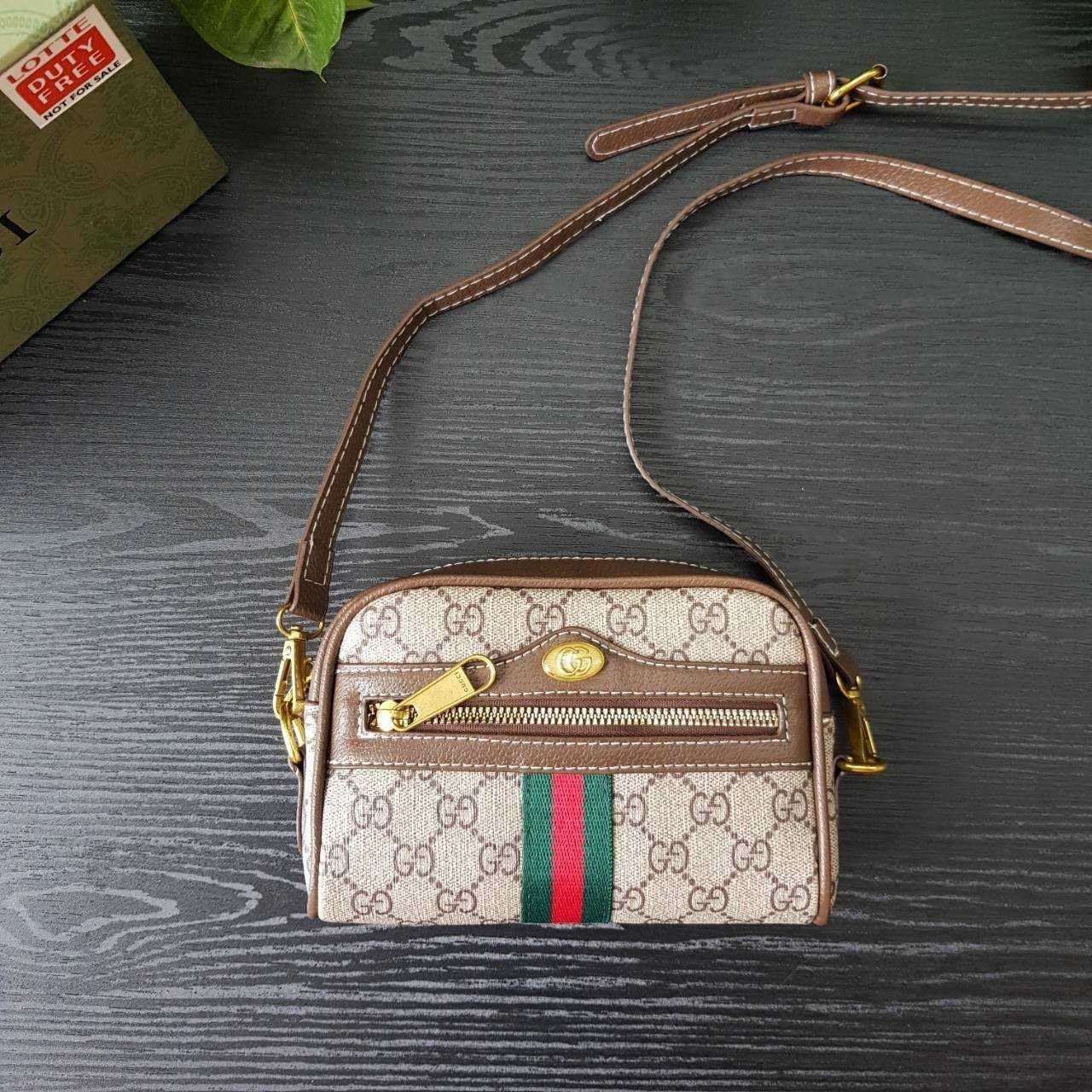 GUCCI Ophidia GG Crossbody Bag กระเป๋าครอสบอดี้ขนาดกำลังดี ดีไซน์ที่เป็นเอกลักษณ์ ใช้ได้ทุกโอกาส สายยาวปรับระดับได้ เปิด-ปิด ด้วยซิบ
