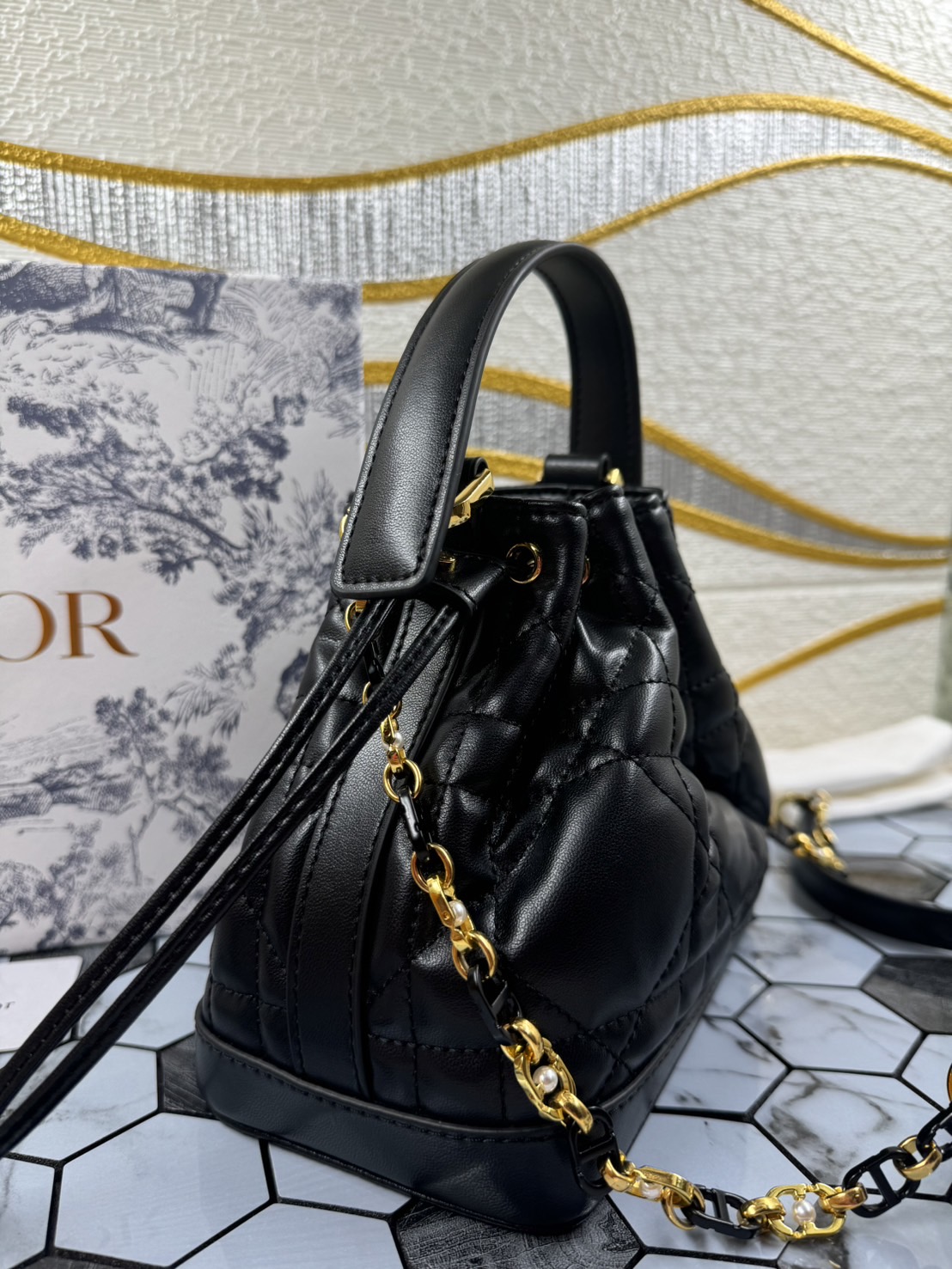 DIOR Small Dior Jolie Bucket Bag กระเป๋าทรงถังรูปทรงทันสมัย สง่างามเหนือกาลเวลา เกรดท็อปออริ สลับแท้ 1:1
