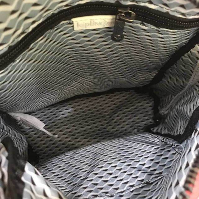 Kipling City Pack S K14275 Kipling มาพร้อมดีไซน์ทันสมัย สนุกสนาน ใช้งานได้อย่างคล่องตัว ด้วยสีและลายสุดคลาสสิก โดดเด่นด้วยพื้นที่ภายในและช่องต่างๆ ที่ให้คุณจัดเก็บของสำคัญได้ครบถ้วน