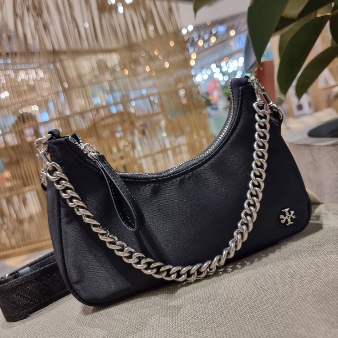 TORY BURCH MERCER NYLON SMALL SHOULDER BAG ใหม่ก่อนใคร!! กับคอลหวานๆ สดใสๆ กระเป๋าสะพายทรงโฮโบ ขนาดกะทัดรัด ฟังก์ชั่นการใช้งานจัดแบบเต็มที่ ด้วยสายสะพายถึง 3 เส้น สายโซ่คล้องแขน สายหนังแบบสั้นคล้องไหล่ และสายสปอร์ตเส้นใหญ่ ดูดี!! คุ่มแค่ไหนคิดดู!! วัสดุผ้