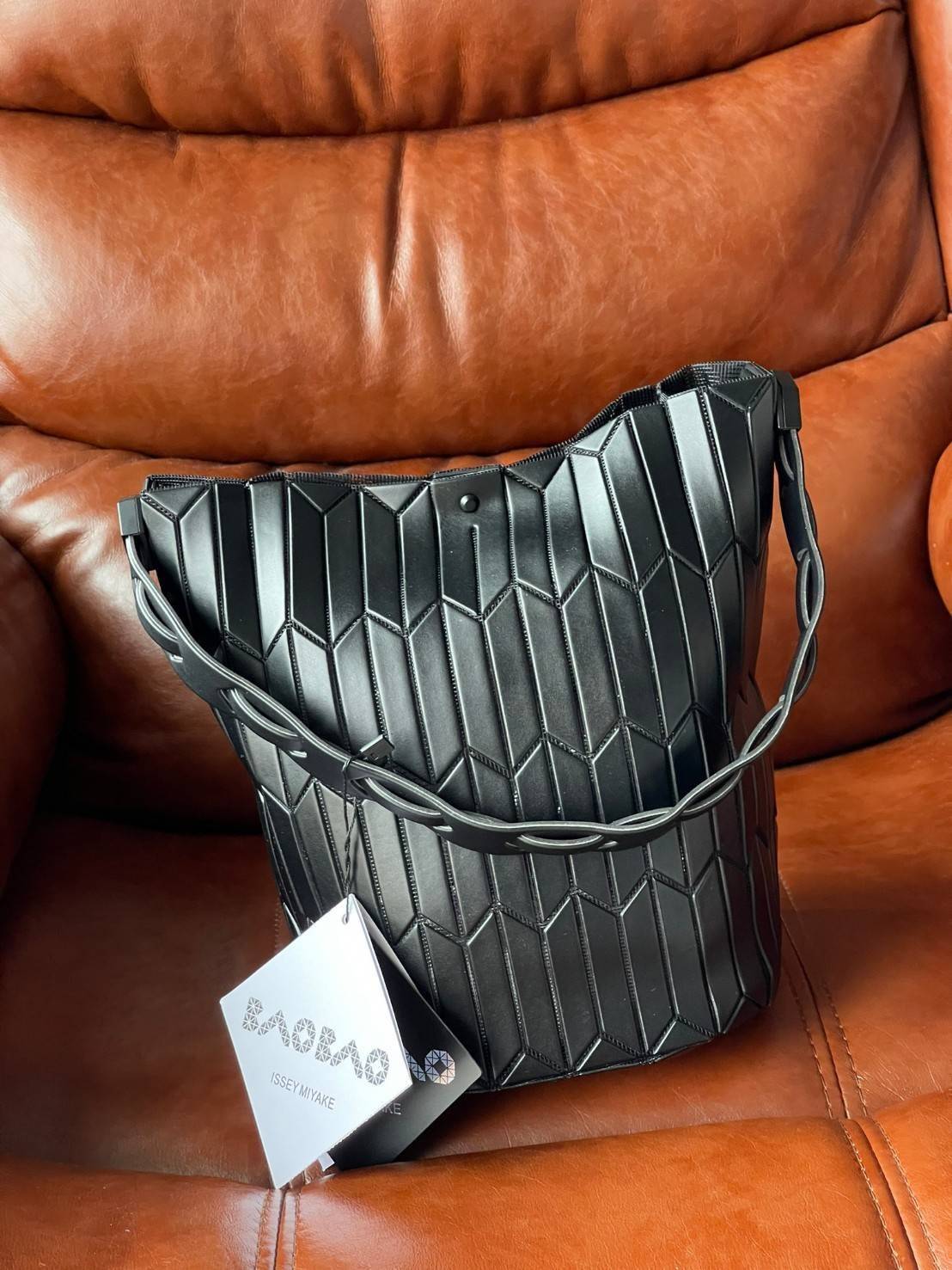 Large : Baobao Issey Miyake Large Bucket กระเป๋าบัคเก็ตขนาดใหญ่สามารถใช้ใส่ร่มพับได้หรือขวดน้ำขนาดเล็กได้ ซีรีย์ใหม่นี้มีจุดเด่นที่แผ่นรูปทรงสี่เหลี่ยมด้านขนานในแนวตั้ง เกิดเป็นรูปทรงสามมิติซึ่งแตกต่างไปจากรูปทรงที่เกิดขึ้นจากแผ่นสามเหลี่ยม หูหิ้วสามารถขย