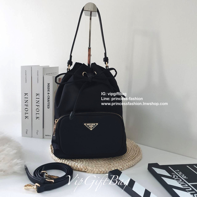 Medium ใครๆก็หลงรัก *ทรงขนมจีบ 🐰 งานพรีเมี่ยมกิ้ฟ จากเคาเตอร์ต่างประเทศ จากแบรนด์ PRADA ค่า เป็นกระเป๋าผ้า nylon silk เนื้อหนาซับในอย่างดี จุดเด่นคือ กระเป๋าสามารถ จุของได้เยอะมาก ด้านในมีช่องซิปพร้อมช่องใส่ของอีกหนึ่งช่อง น้ำหนักเบา ถือแล้วสวยมาก