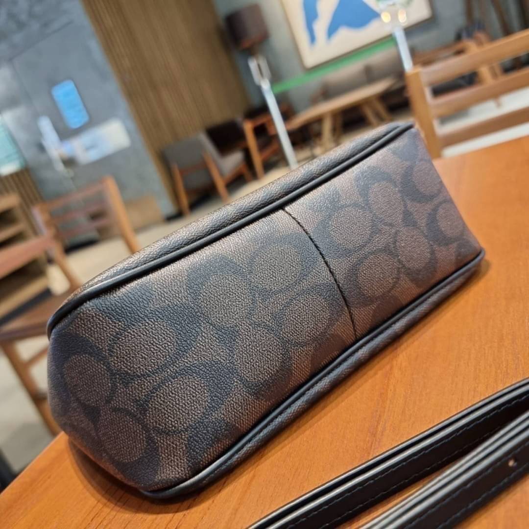 COACH F58321 TOP HANDLE POUCH อีกรุ่นฆ่าไม่ตาย!! 😎 ขายดีขายหมด ขายรวยขายปังๆ!! กระเป๋าพอชจากโค้ช ทรงใช้งานง่าย สะดวก กะทัดรัด วัสดุหนังแคนวาสเคลือบคุณภาพดี มาพร้อมสายคล้องในตัว และสายสะพาย crossbody ปรับเปลี่ยนได้ตามสไตล์ อีกหนึ่งไอเท็มที่สาวๆต้อง