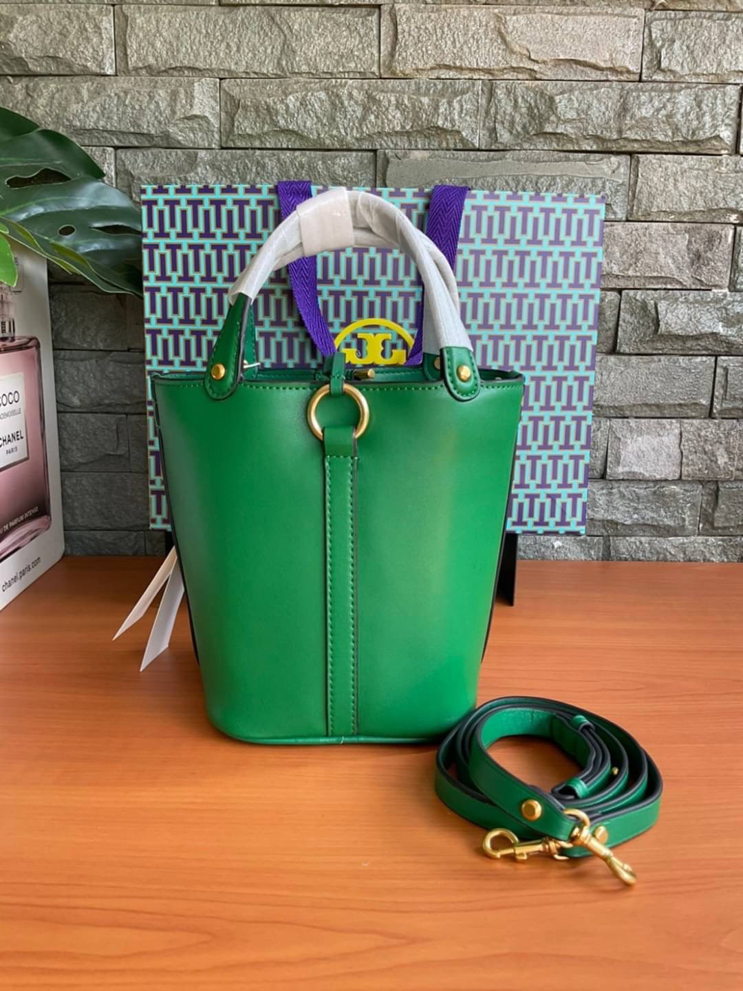 TORY BURCH LEATHER BUCKET BAG MILLER MINI BAG รุ่น 55222 กระเป๋าสะพาย Crossbody ทรงถังสวยสุดฮิต เป็นรูปทรงใหม่