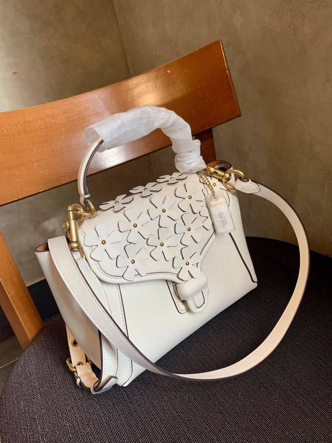 COACH COURIER CARRYALL 23 IN COLORBLOCK SIGNATURE CANVAS พร้อมส่ง 7 แบบ พร้อมส่ง ลุคดูไฮสุดๆค่ะ! กระเป๋าสะพายหนังหรูหราและคลาสสิค หนังแท้ชั้นดีที่สุด น้ำหนักเบา หนังสวยมากก สัมผัสแล้วหลงรักแน่นอนจ้าา😘