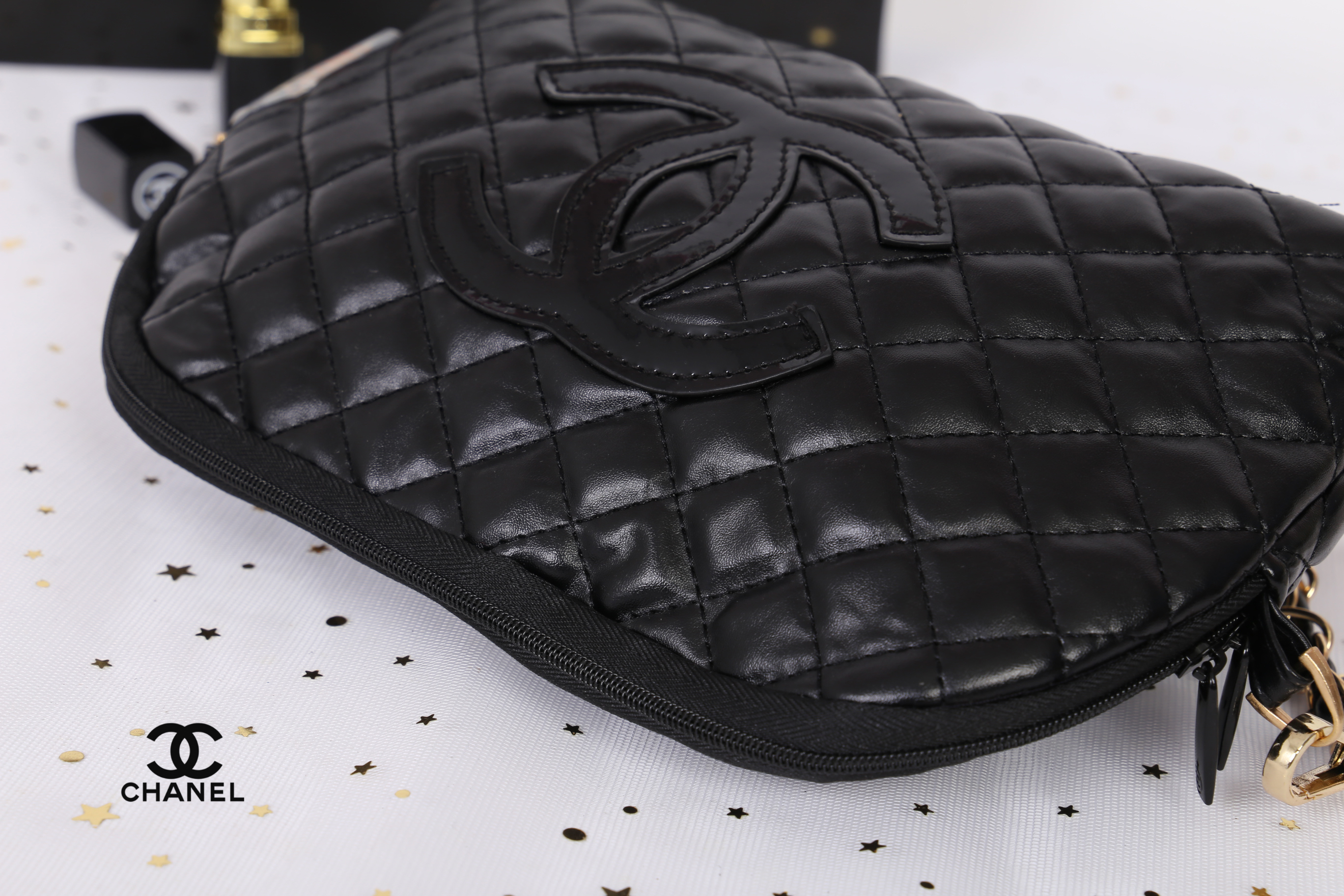 Chanel Quilted Leather Crossbody Bag with gift box สินค้าเป็นของแท้ ใหม่จากเค้าเตอร์เครื่องสำอาง/น้ำหอมแบรนด์ กระเป๋าแบรนด์ Chanel VIP Gift Bag ทำจากหนัง หัวซิปปั้มโลโก้แบรนด์ มาพร้อมสายยาว สายโซ่อะไหล่ทองยาว Crossbody สายถอดเก็บได้ ด้านในบุผ้า ปั้มแบรนด์