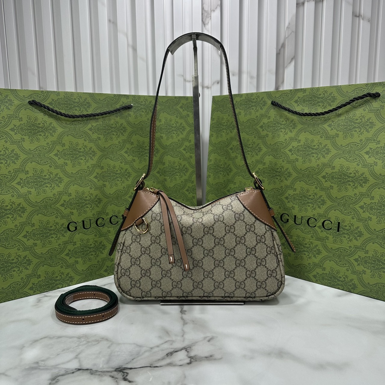 GUCCI GG Emblem medium shoulder bag กระเป๋าสะพายทรงใหม่สวยคลาสสิค พิมพ์ลายคมชัด เป็นไอเท็มต้องมีและยกเป็น everyday bag ได้เลย